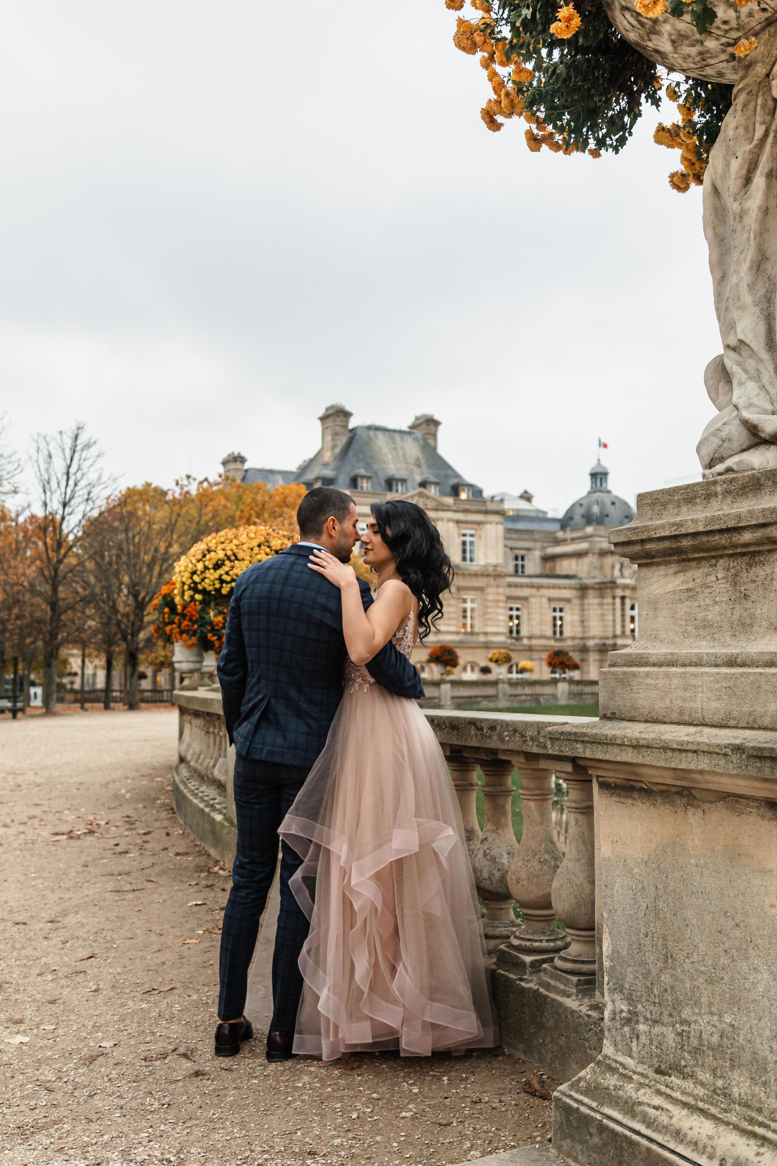 Ashot et Siranush. Photographe de voitures à Paris — Vitalii Motruk