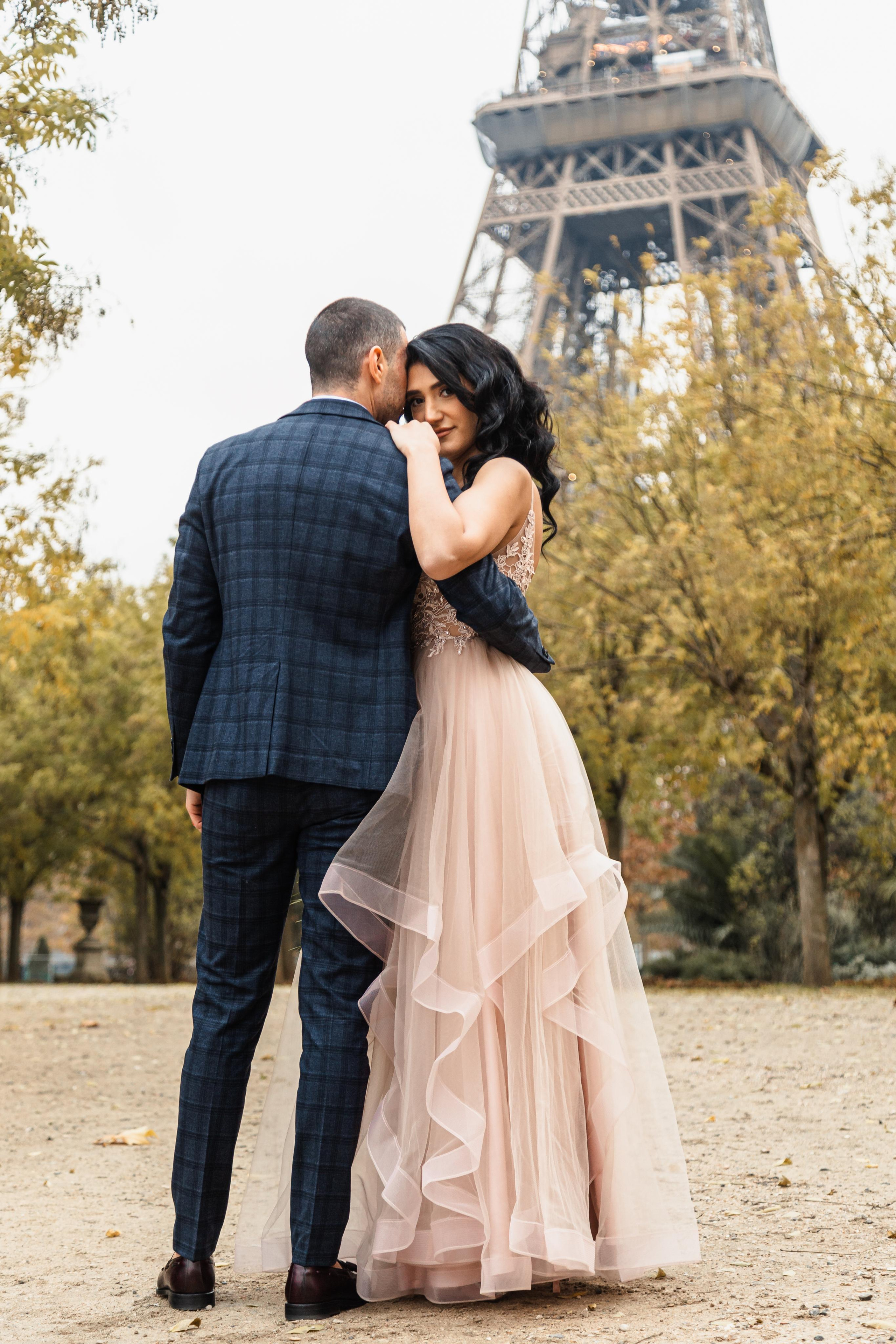 Ashot et Siranush. Photographe de voitures à Paris — Vitalii Motruk