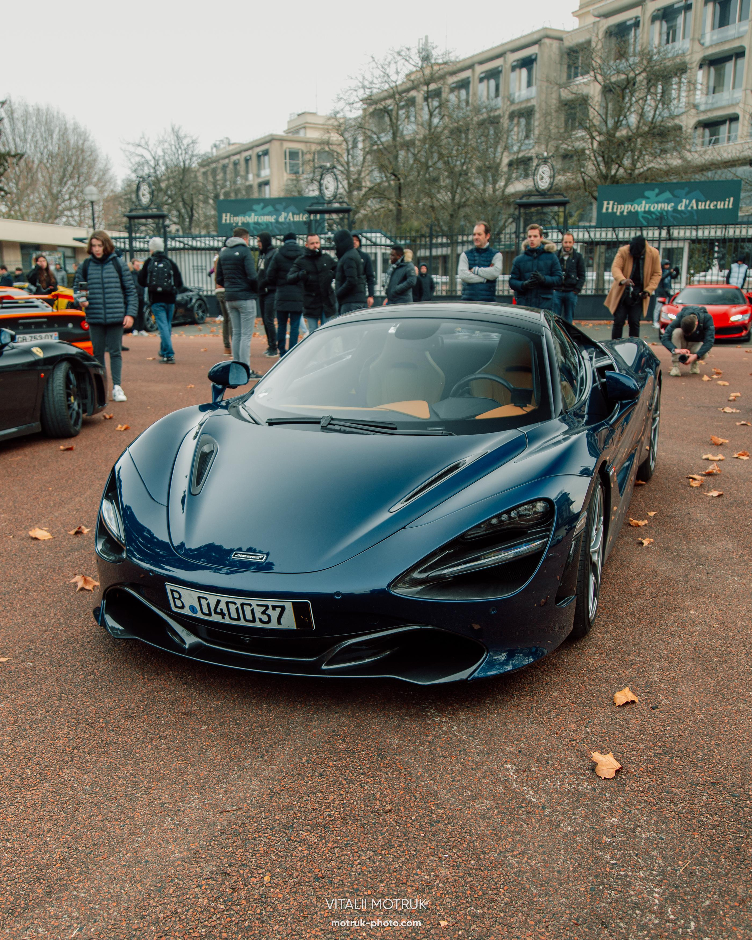 Rassemblement a l’Auteuil. Photographe de voitures à Paris — Vitalii Motruk