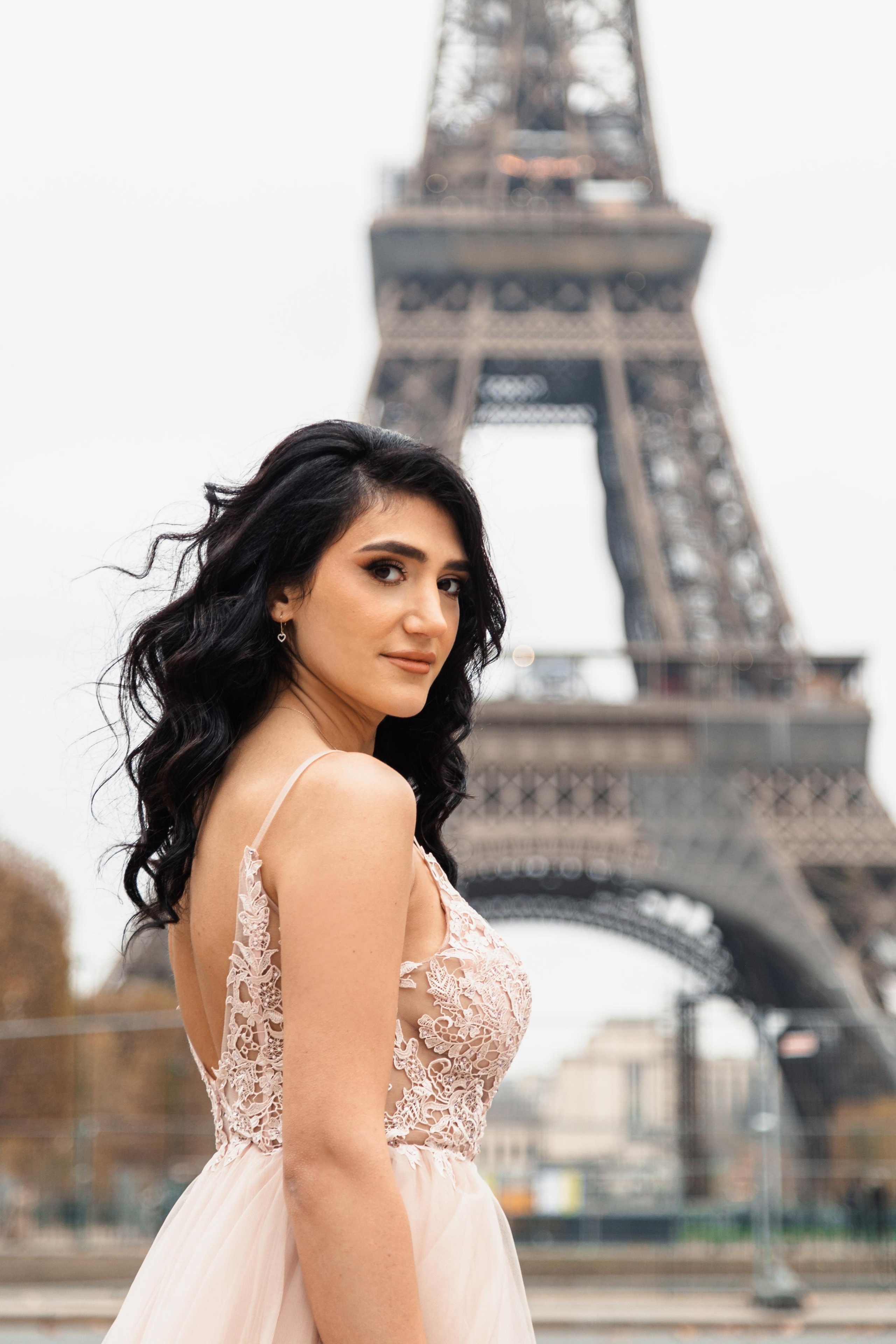 Ashot et Siranush. Photographe de voitures à Paris — Vitalii Motruk