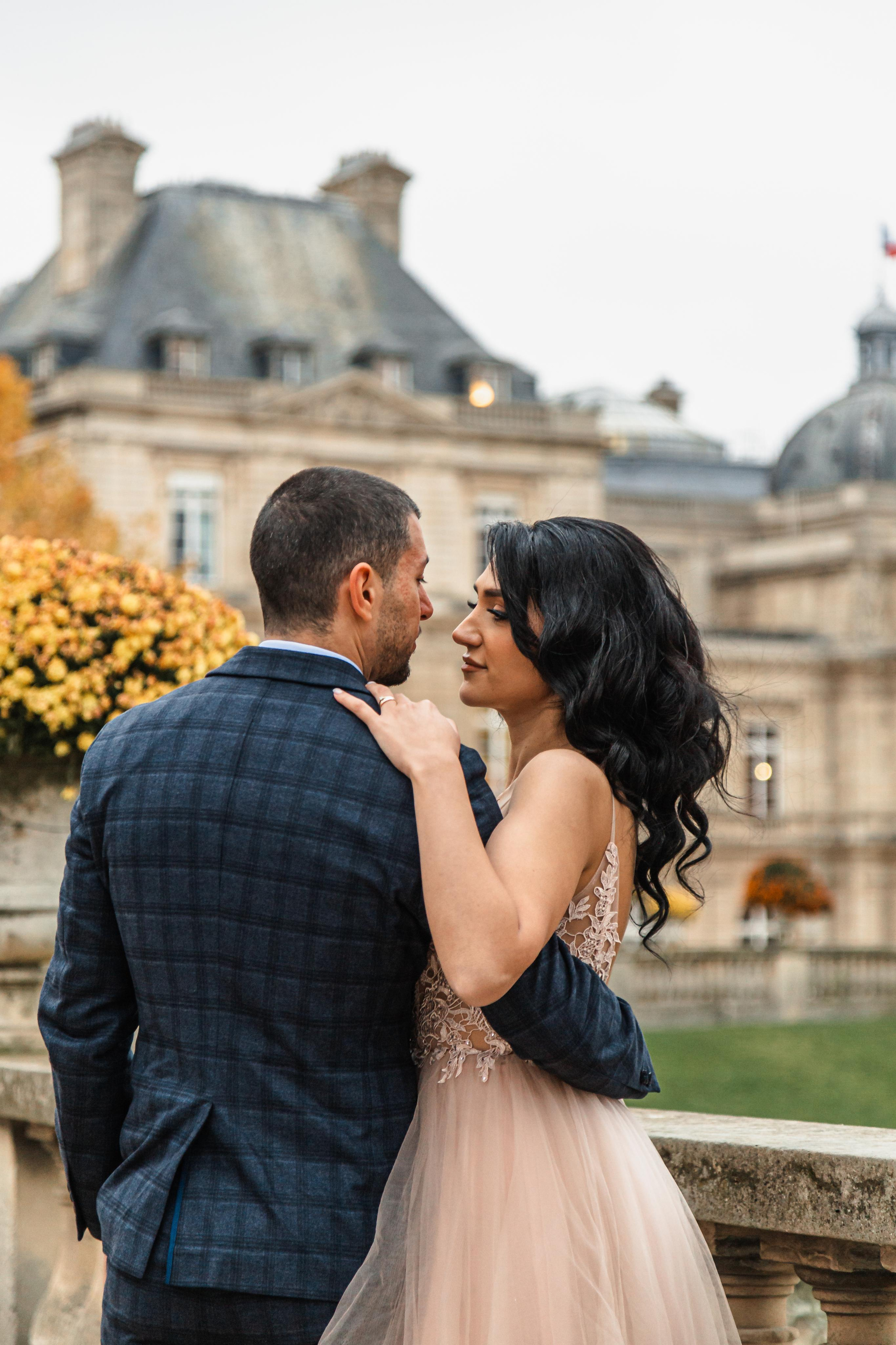 Ashot et Siranush. Photographe de voitures à Paris — Vitalii Motruk