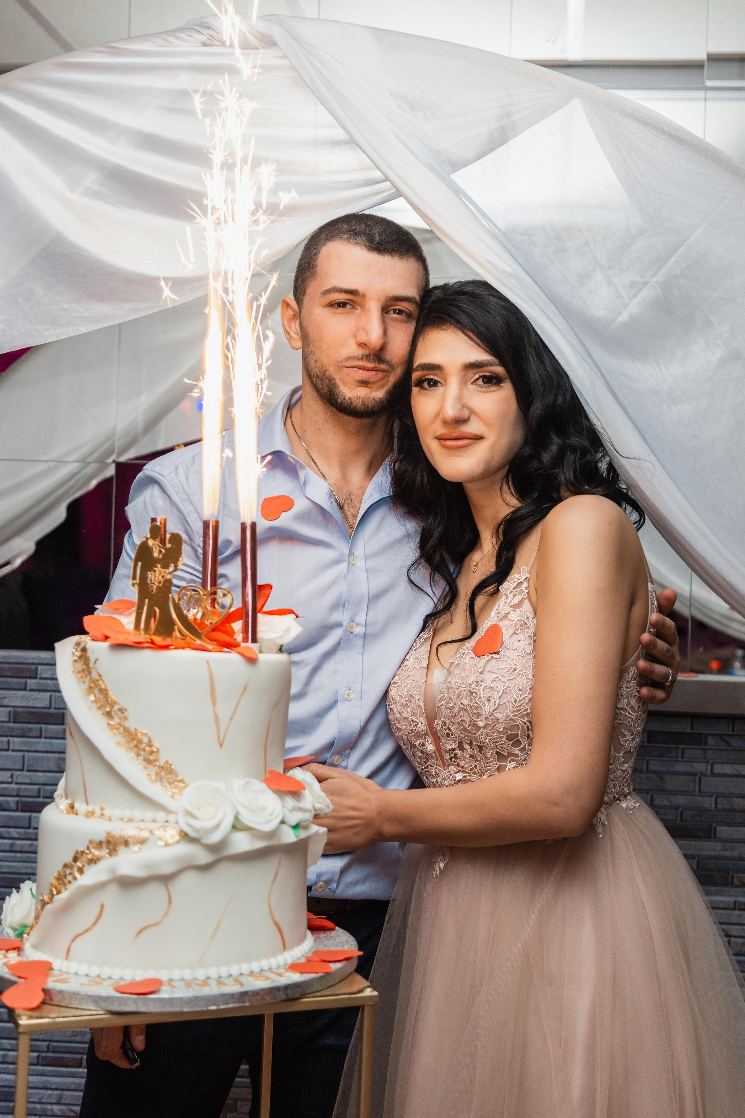 Ashot et Siranush. Photographe de voitures à Paris — Vitalii Motruk