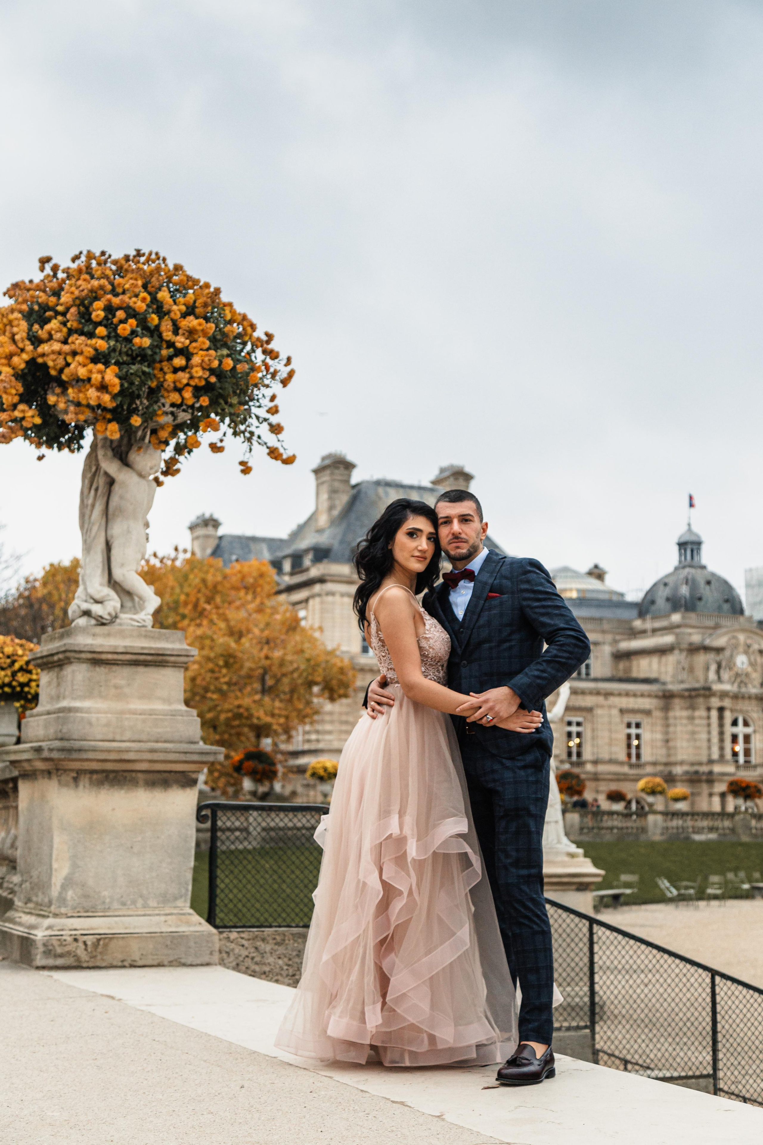 Ashot et Siranush. Photographe de voitures à Paris — Vitalii Motruk