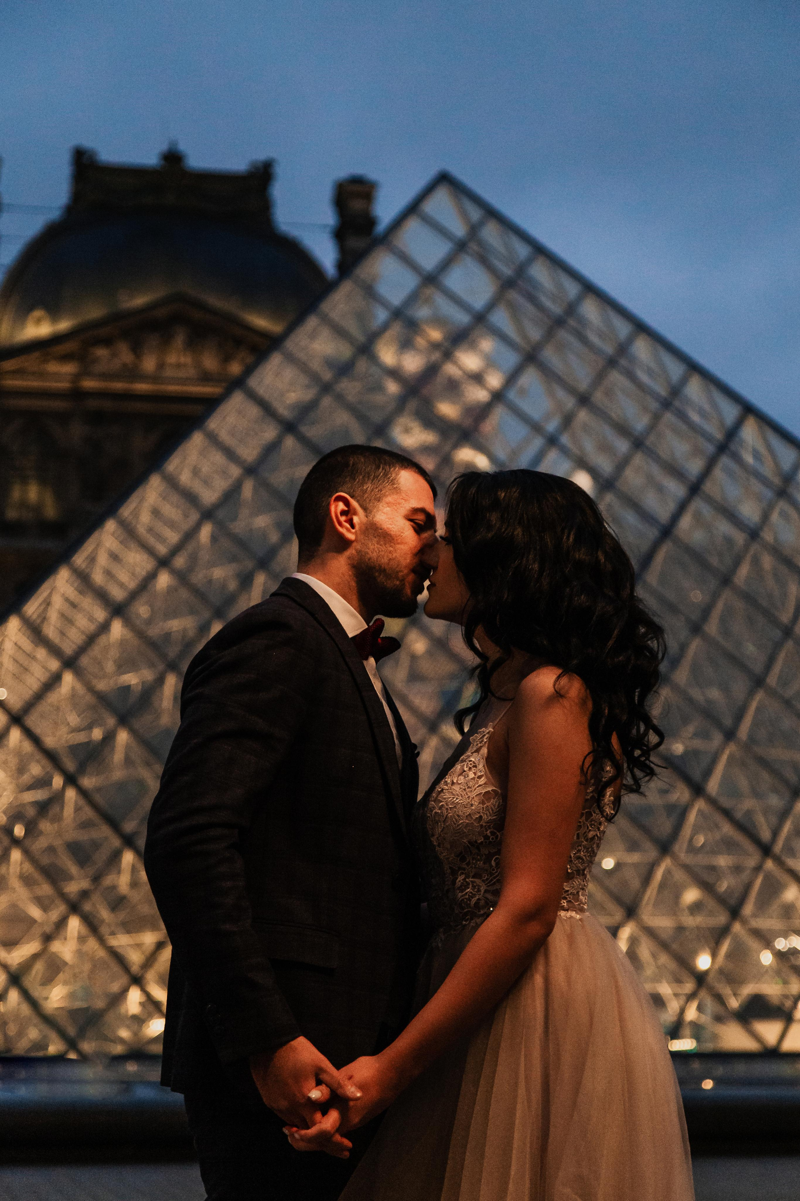 Ashot et Siranush. Photographe de voitures à Paris — Vitalii Motruk