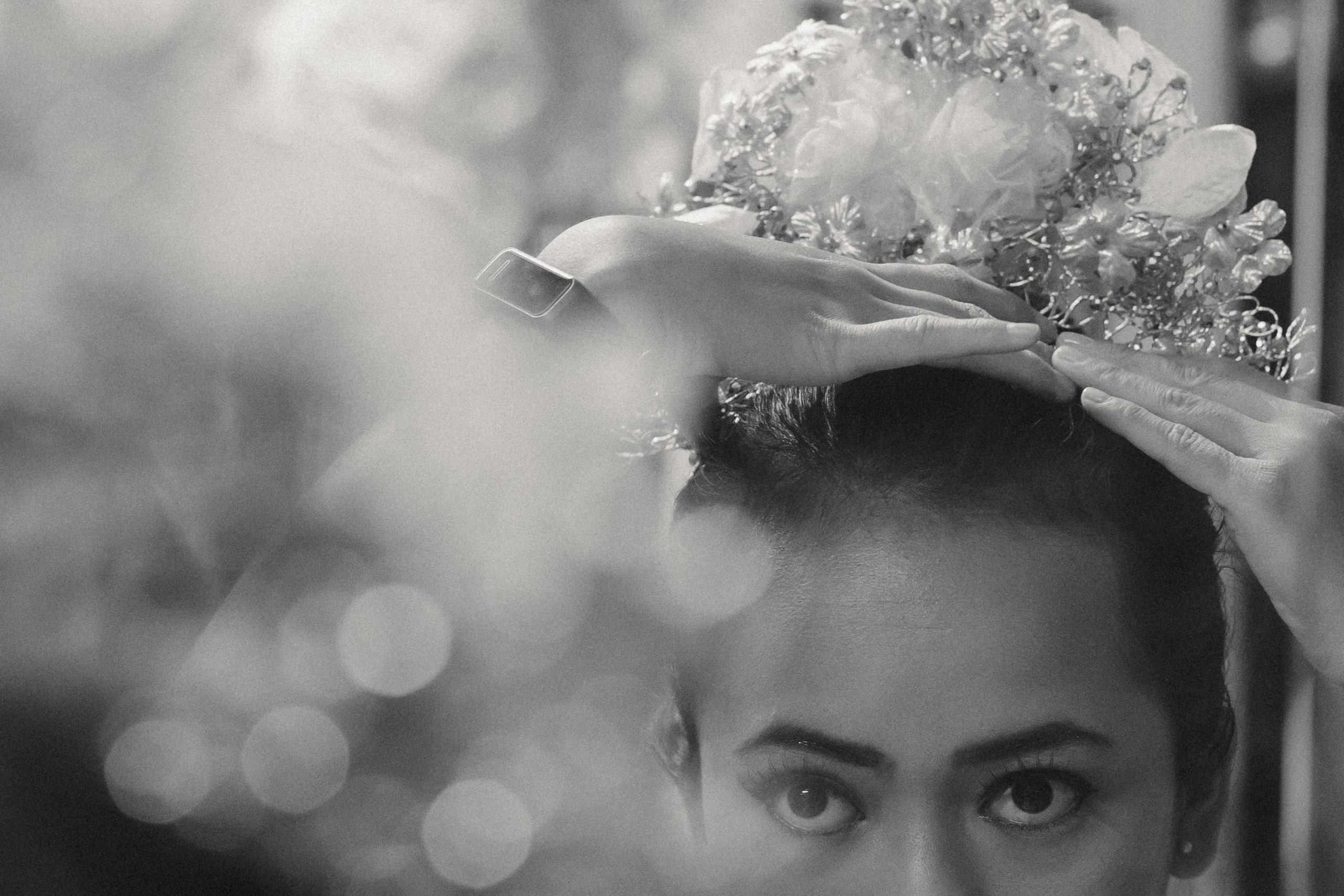 Vorbereitungen zum traditionellen indonesischen Tanz Legong. Schwarz-weiß Fotografie in Münster. Fotografin Viktoria Roschen