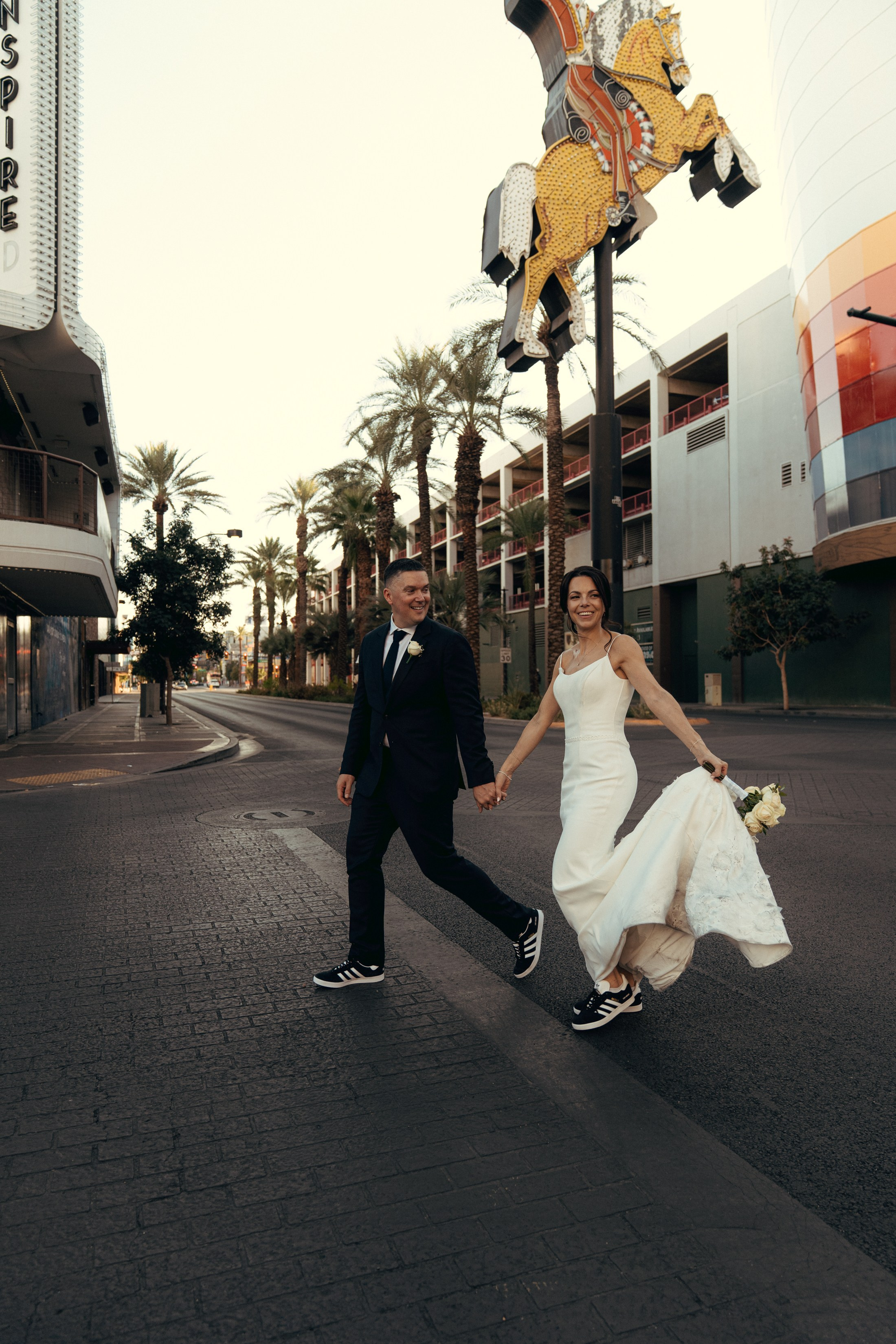 Lara&Dan. Wedding & elopement photographer Viktoriya Kravtsov. Las Vegas