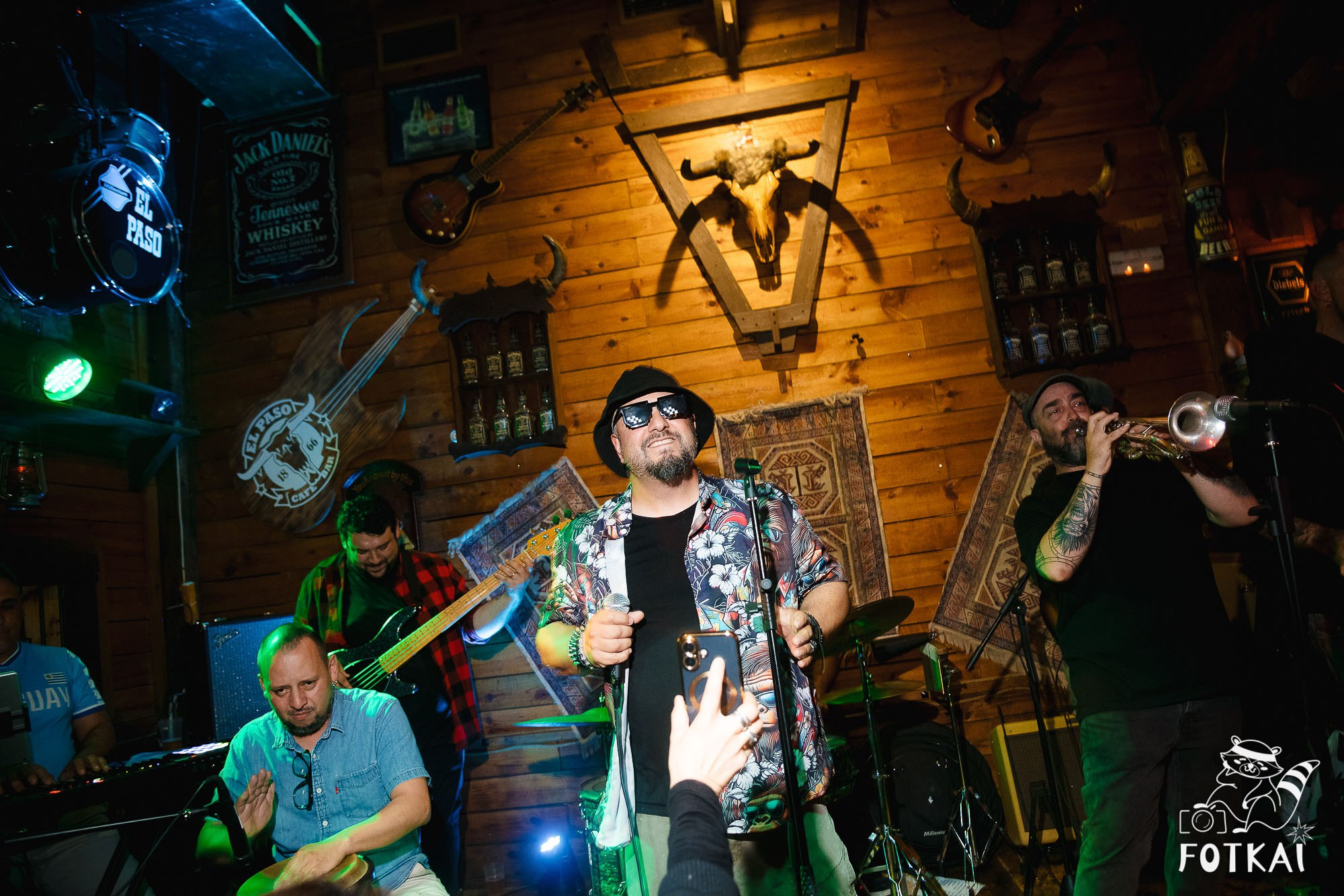 Los Ekilibristas de la Cuerda Floja — Фото с концерта в Торревьехе, 2026 | FOTKAI