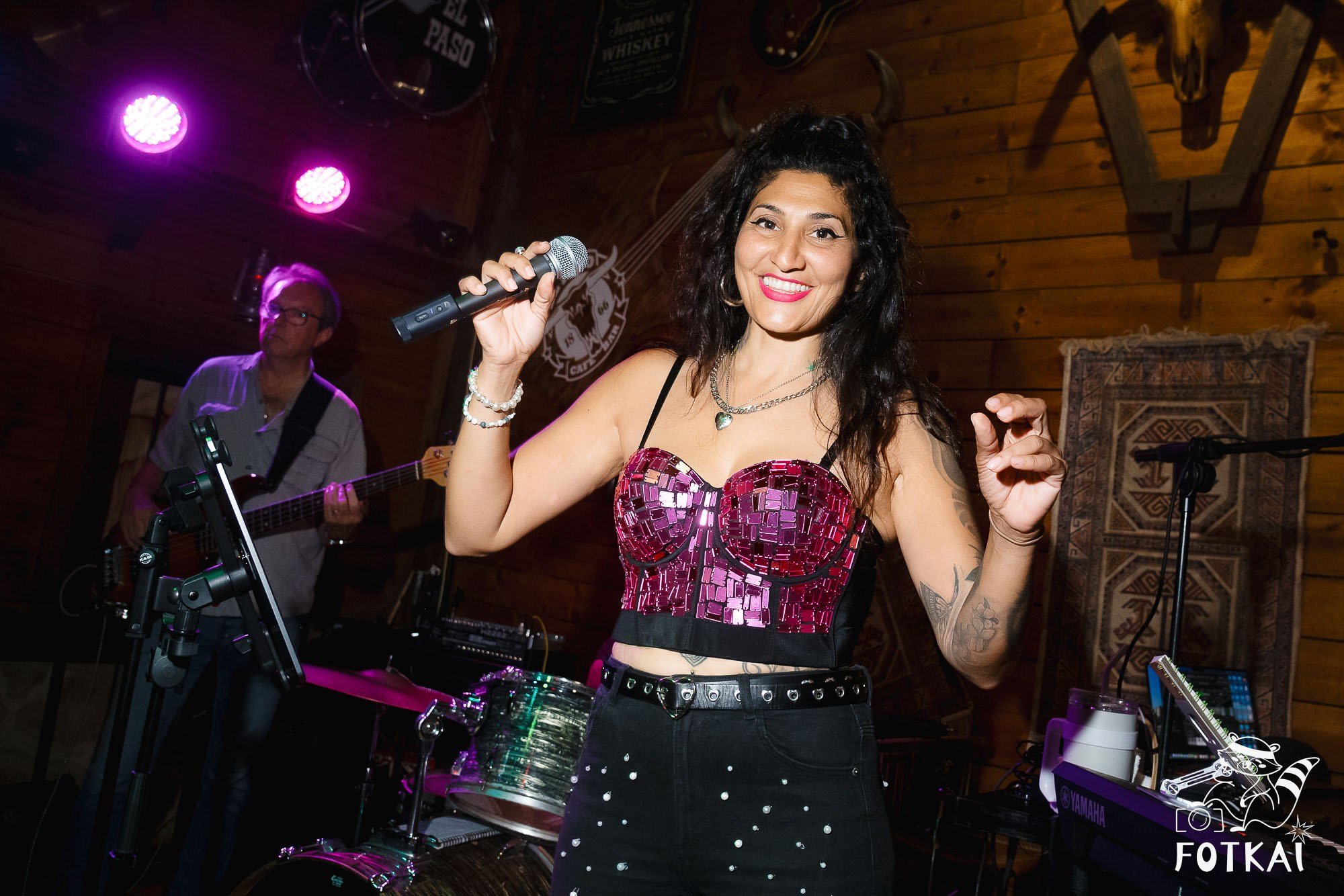 Tributo a Amy Winehouse en El Paso Bar (2 de mayo de 2026) – Fotos, concierto en vivo y ambiente único | FOTKAI