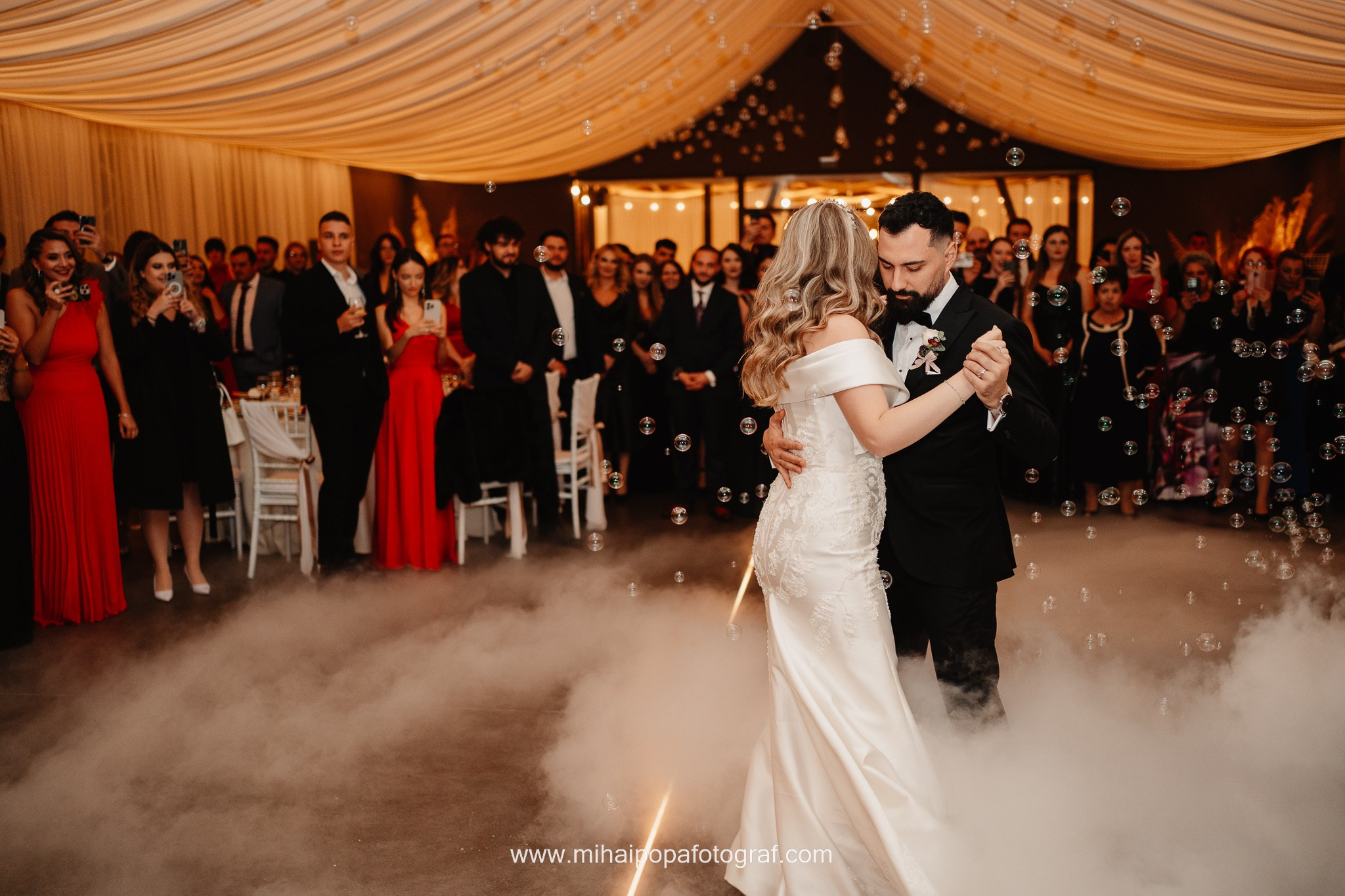 Moment emoționant între miri în ziua nunții, surprins într-un cadru natural și romantic, la Daimon Events. Fotografie de nuntă profesională, editată artistic pentru a evidenția emoția și eleganța evenimentului.