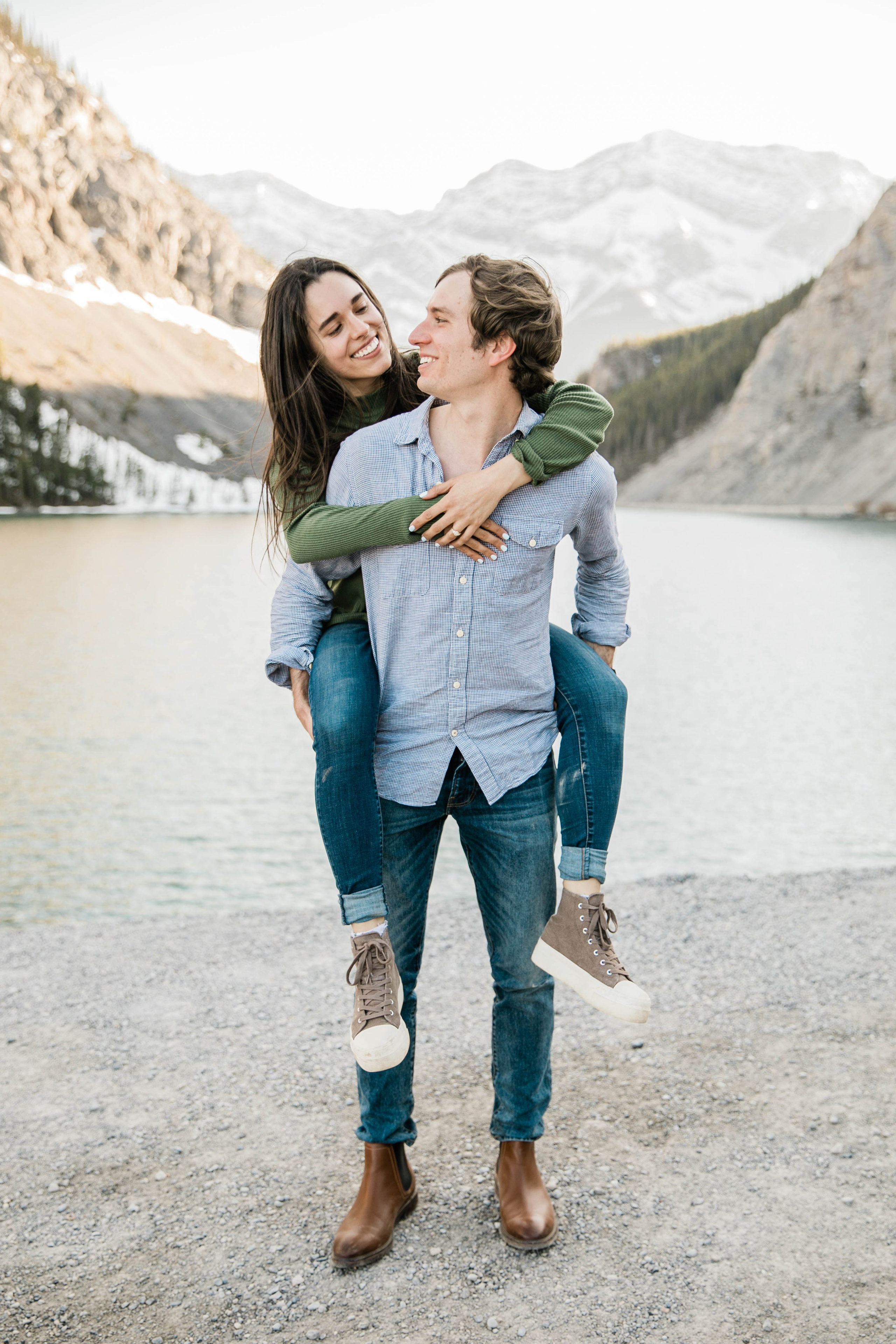 Mabel — Canmore Engagement. Fotografía accesible en Calgary