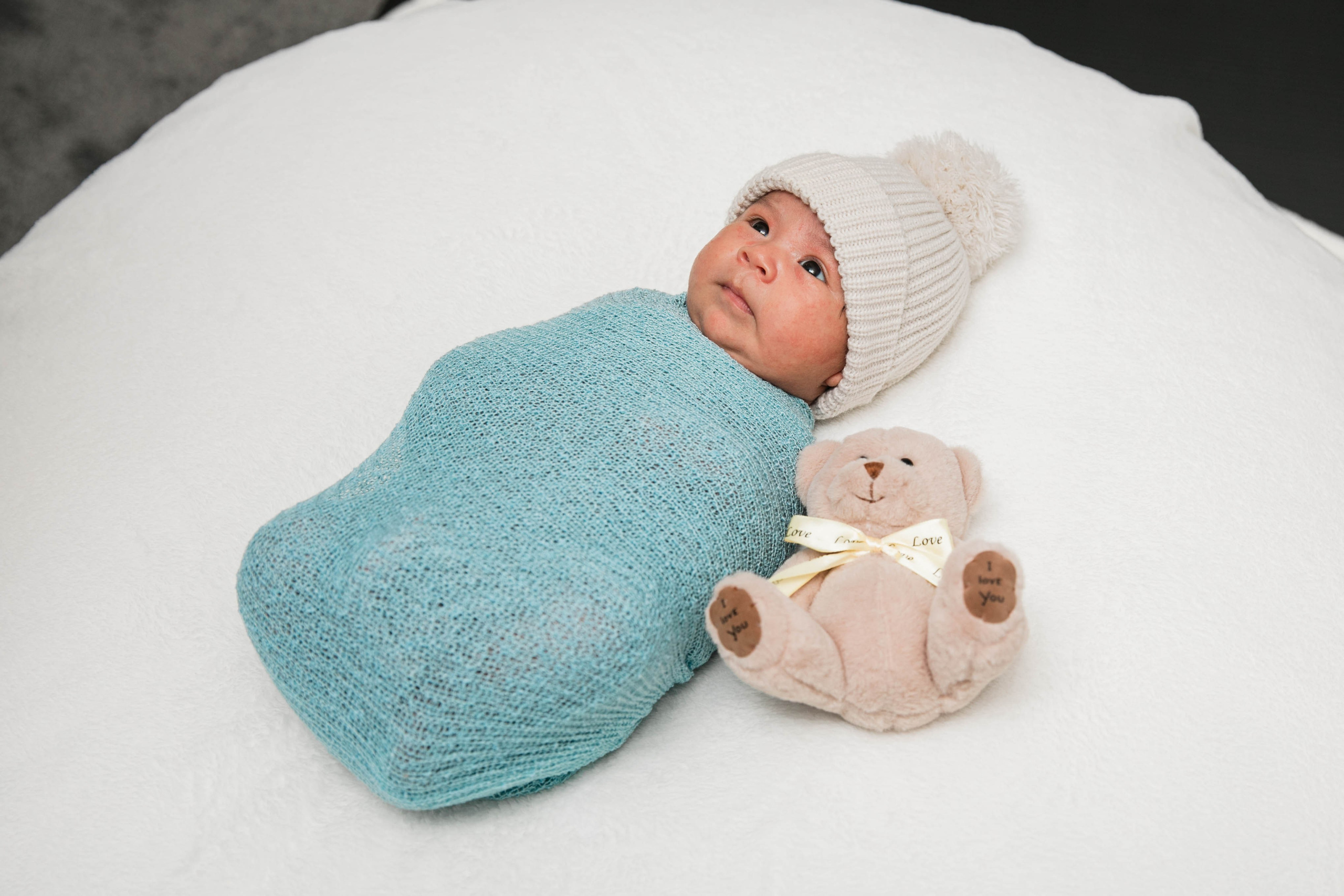 Maternity Photos — Isabel — Harold — Studio Photos. Fotografía accesible en Calgary