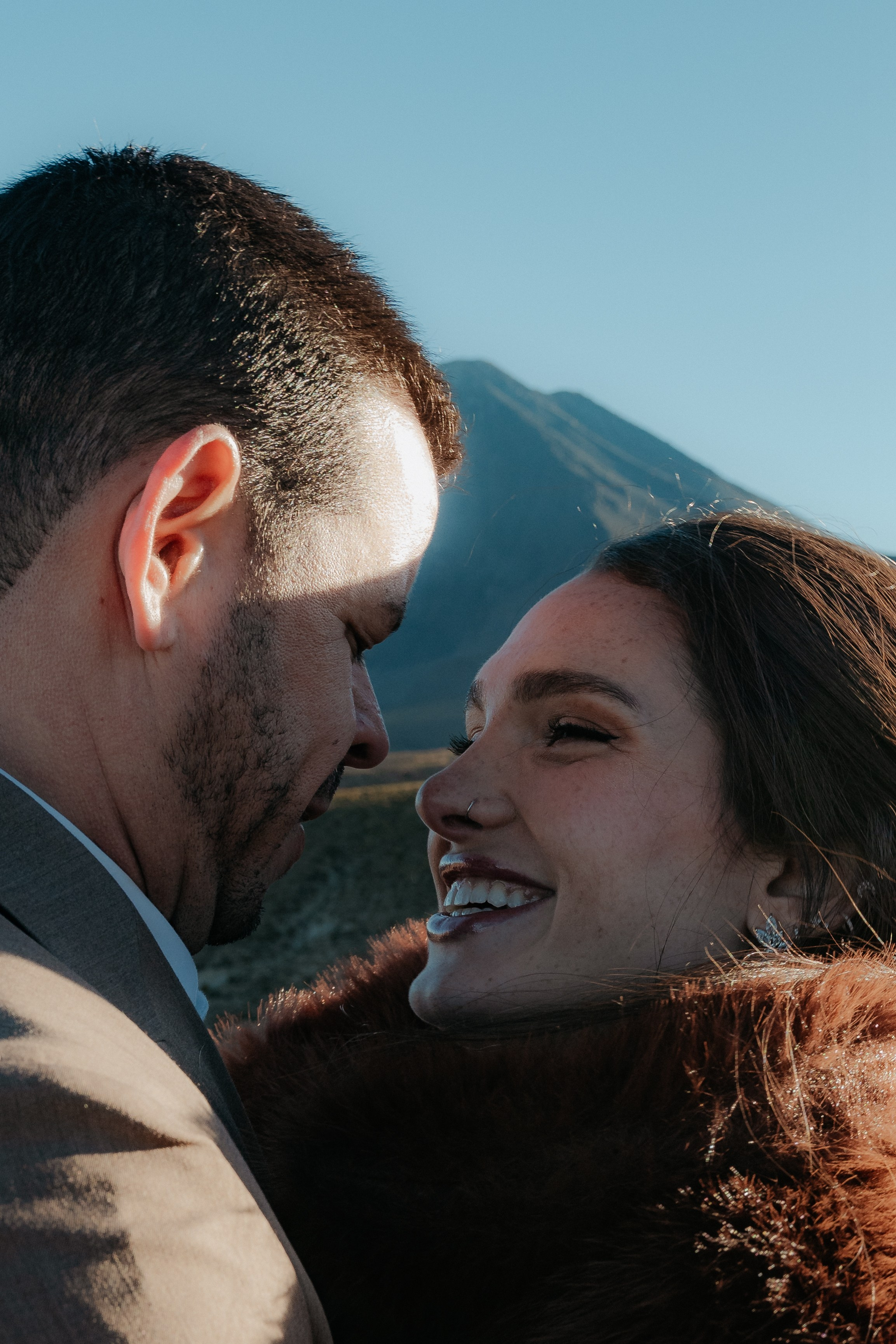 Pre-wedding no mirante do vulcão Licancabur. Photographer in San Pedro de Atacama