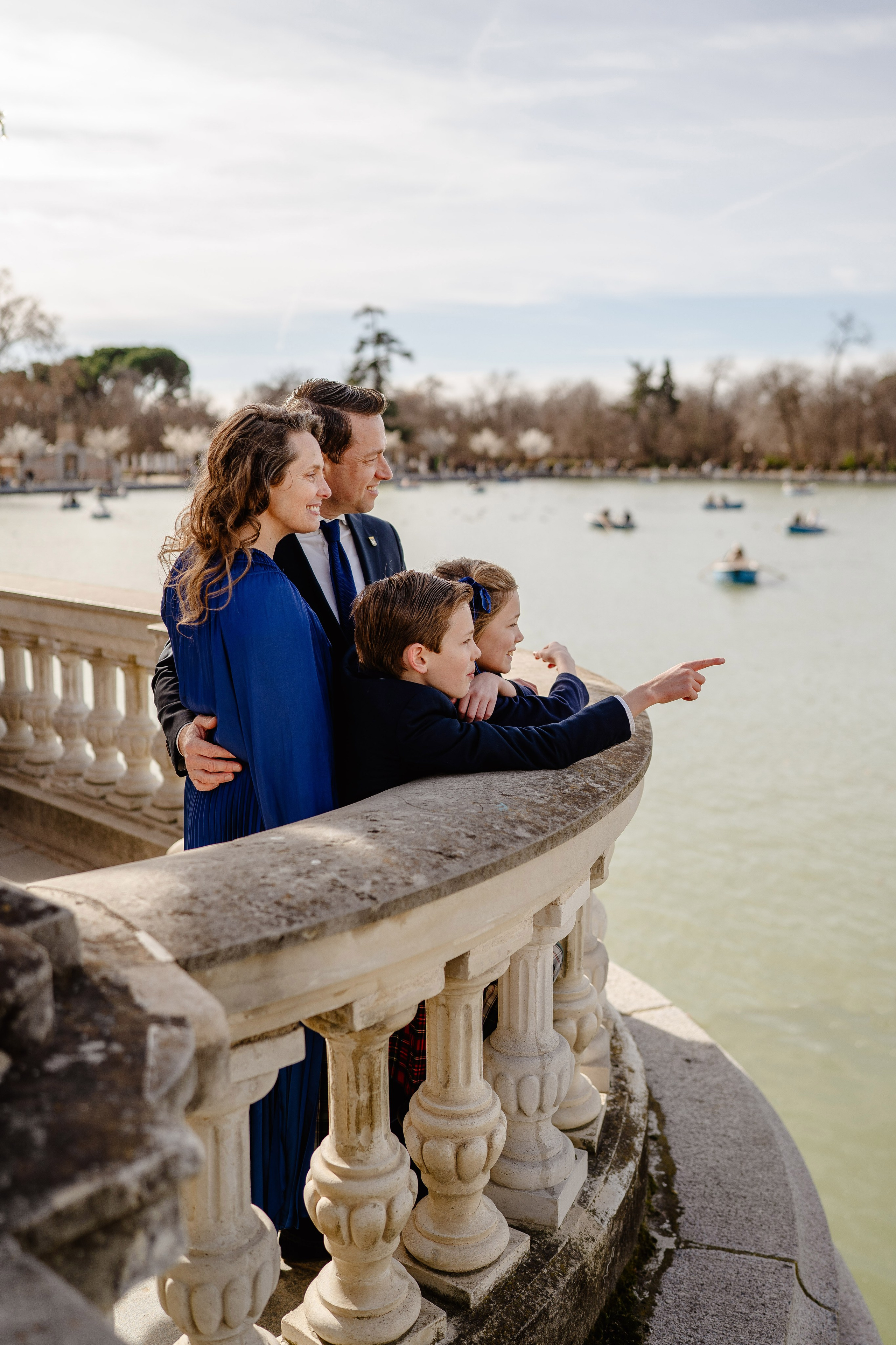 Family photoshoot in Retiro Park. Madrid Photographer for Proposals, Engagements & Families | Anya Petrova