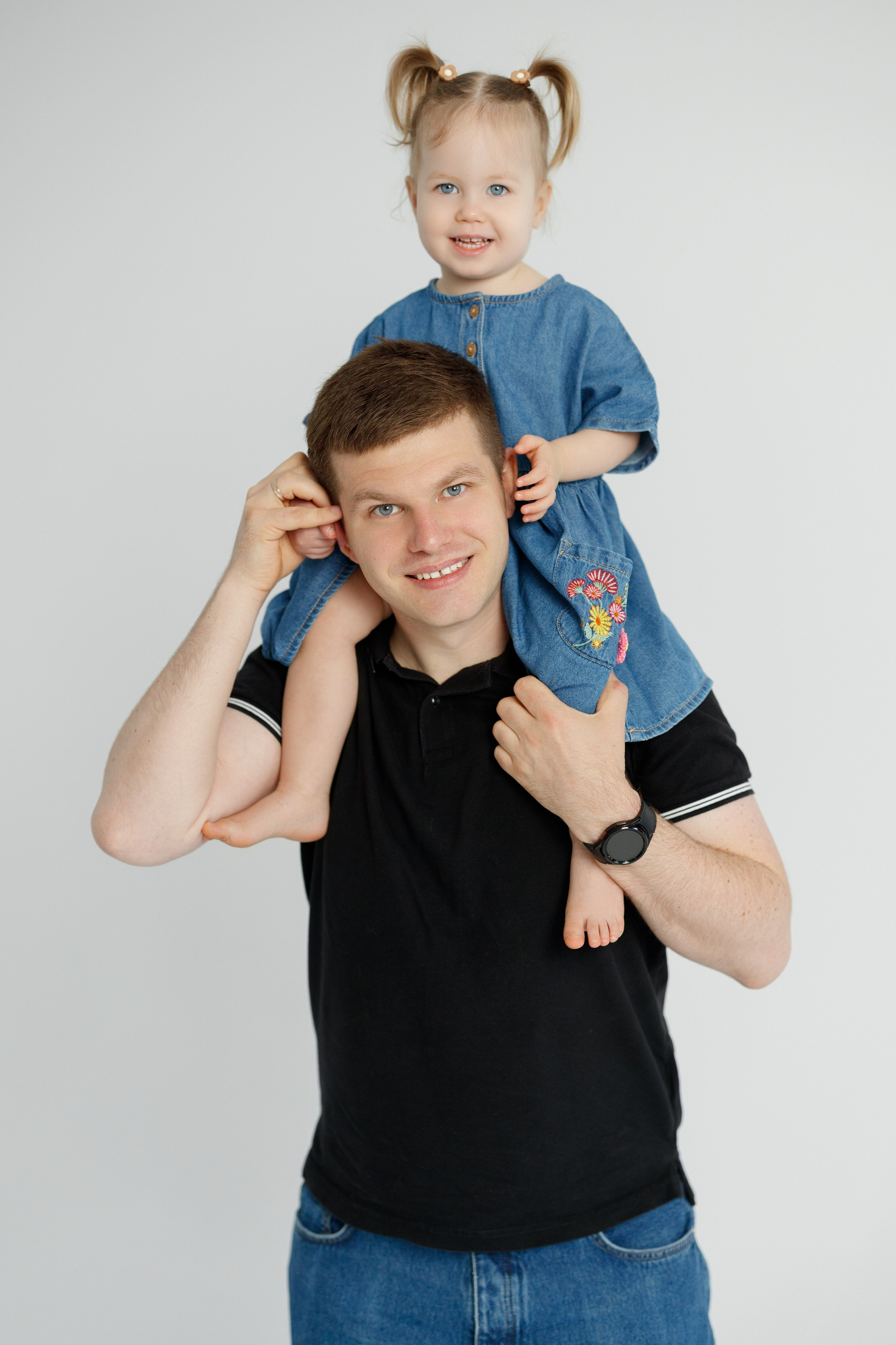 Ședință Foto de Familie — Stil Minimalist pe Fundal Alb. Scarlat Photography