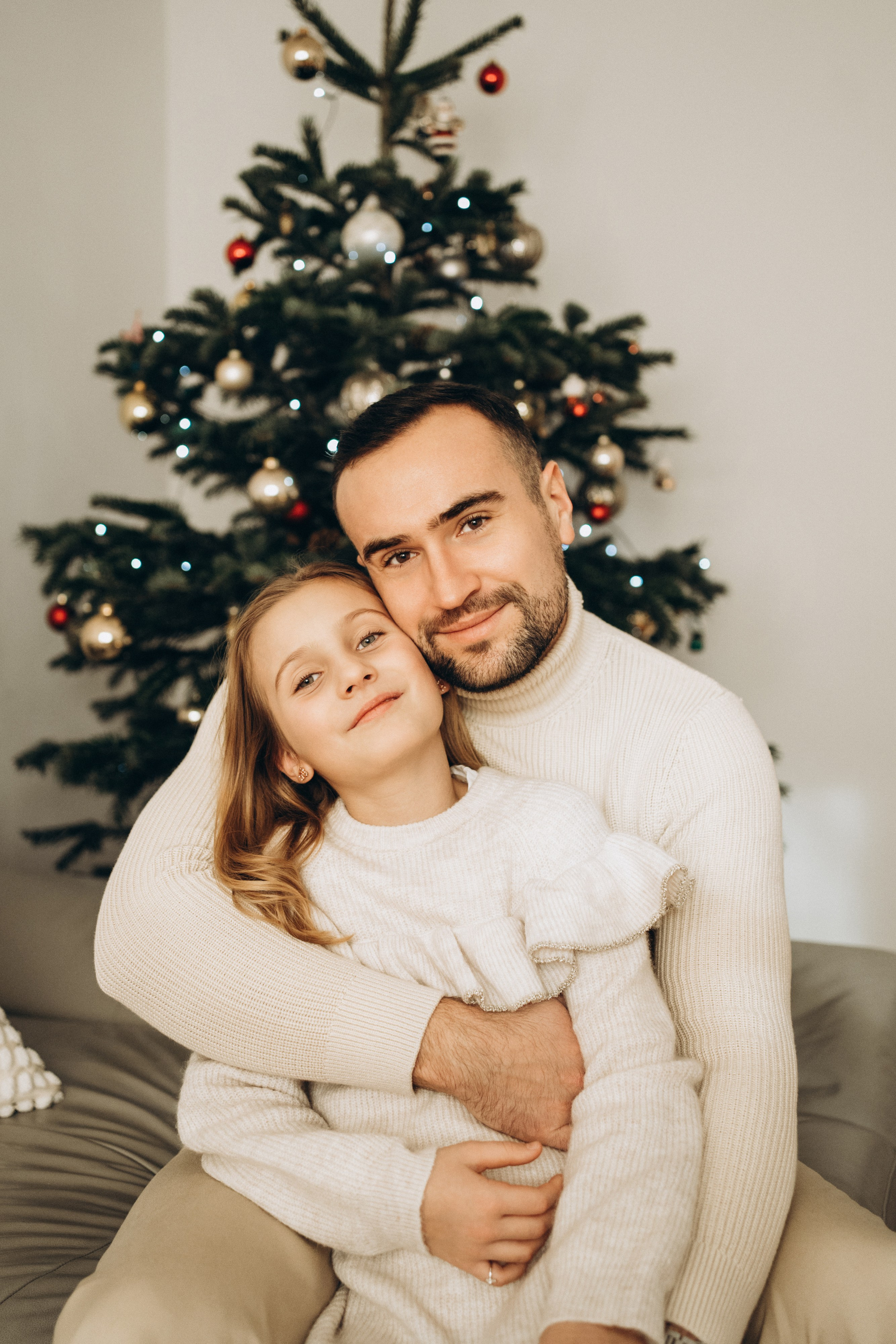 Vatter umarmt liebevoll seine kleine Tochter.