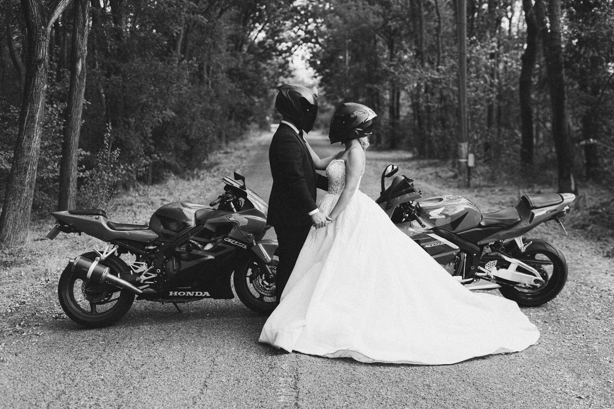 Trash the Dress cu motocicliști — ședință foto de poveste. Lucian Dedeu — Fotograf de nuntă și eveniment