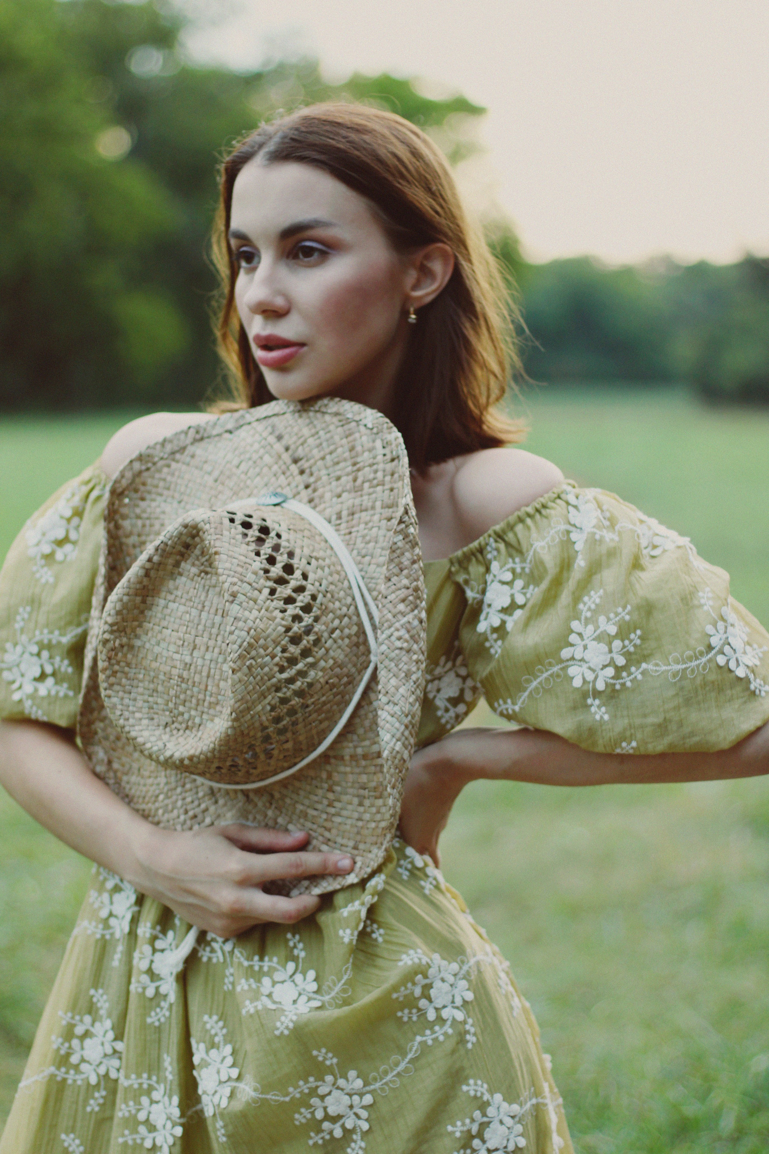 Countryside cowgirl-style portrait photoshoot. Lana Petrychenko — Portrait & Family Photographer. Valencia, Spain
