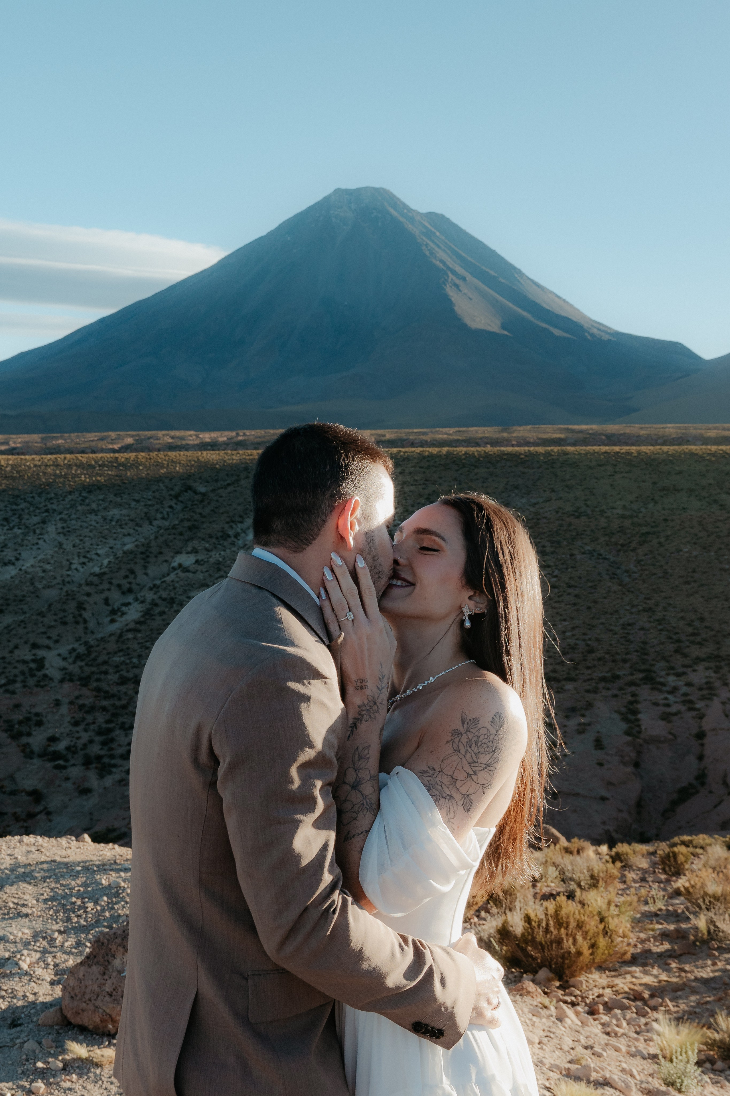 Pre-wedding no mirante do vulcão Licancabur. Photographer in San Pedro de Atacama