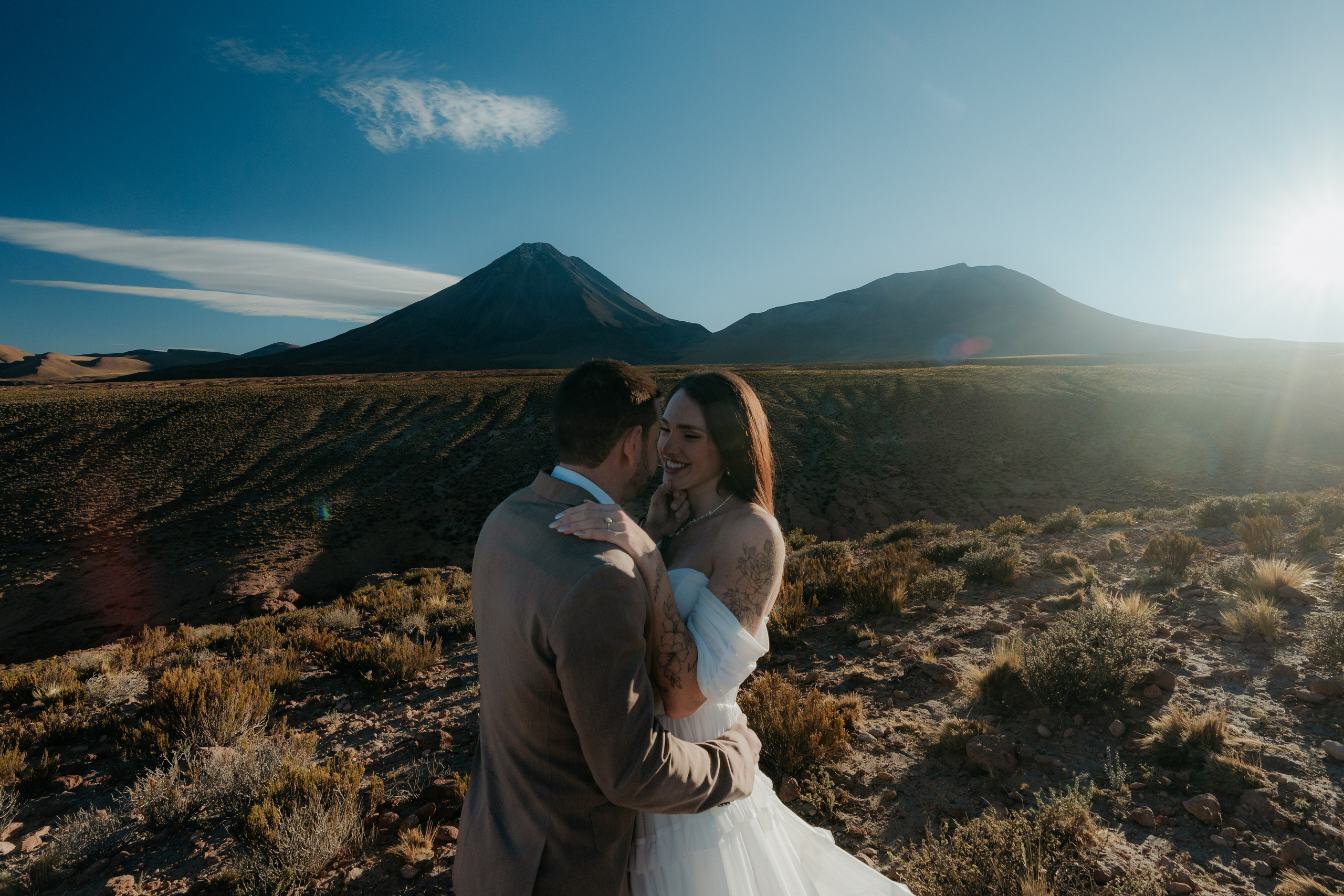 Pre-wedding no mirante do vulcão Licancabur. Photographer in San Pedro de Atacama