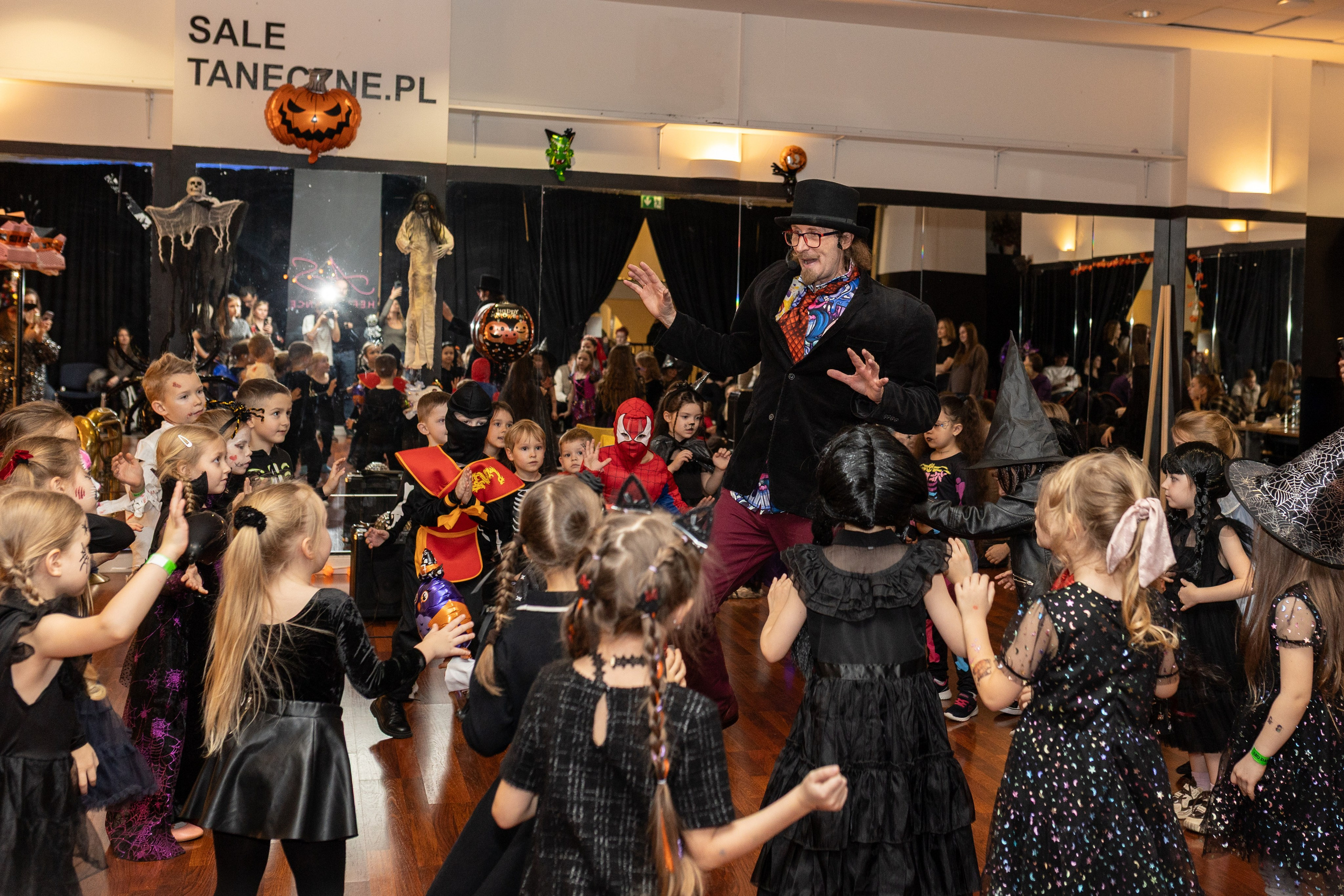 Leo dance studio Helloween 2025. Семейный и детский фотограф в Варшаве Мила Бобровская