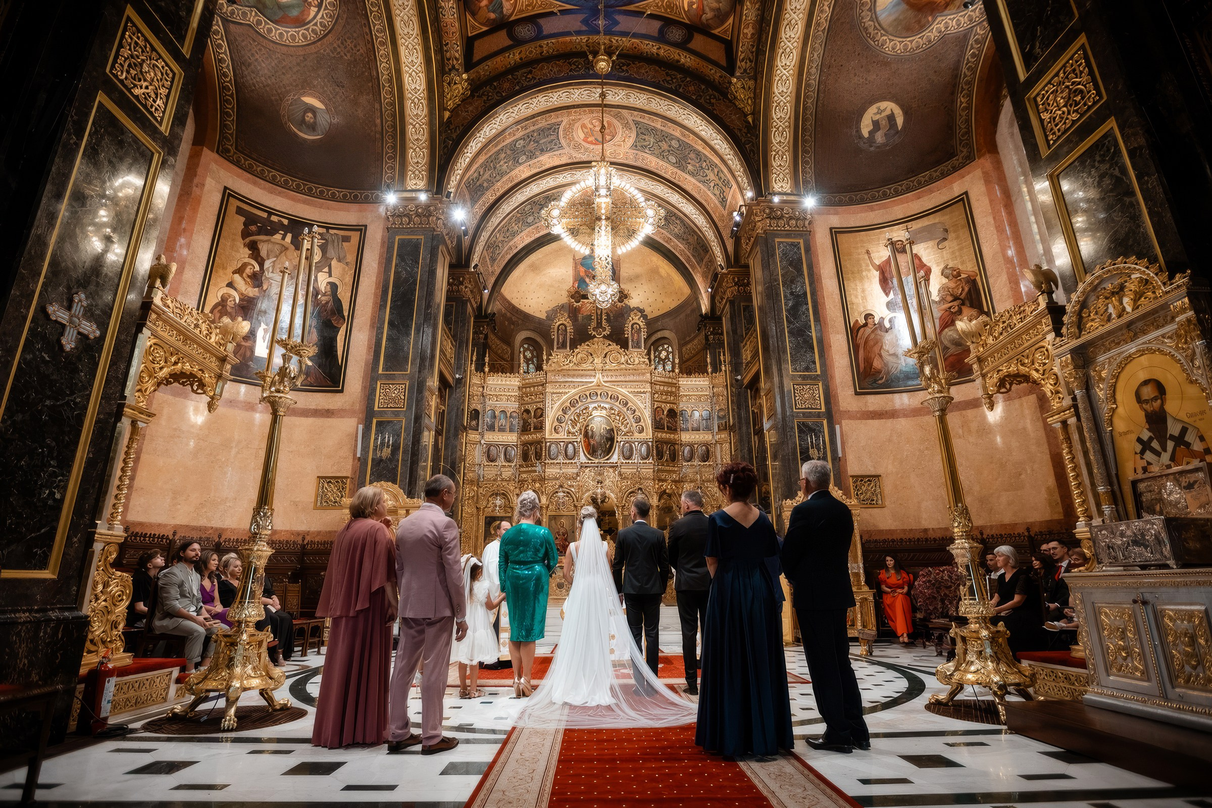 Ceremonie religioasă de nuntă într-o biserică ortodoxă cu picturi superbe, Blink Photo.