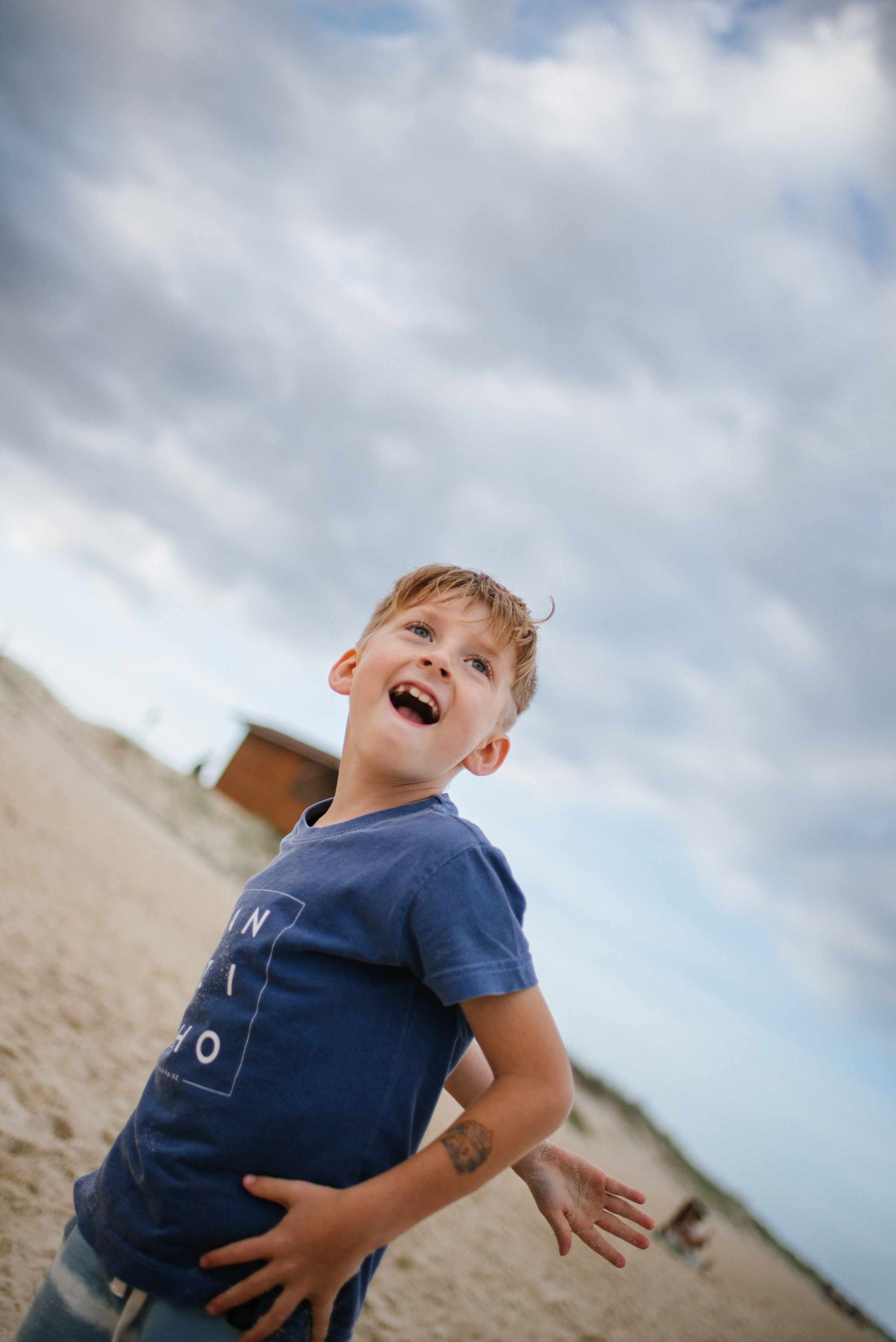 Joga de frisbee. Fotógrafo de família e crianças