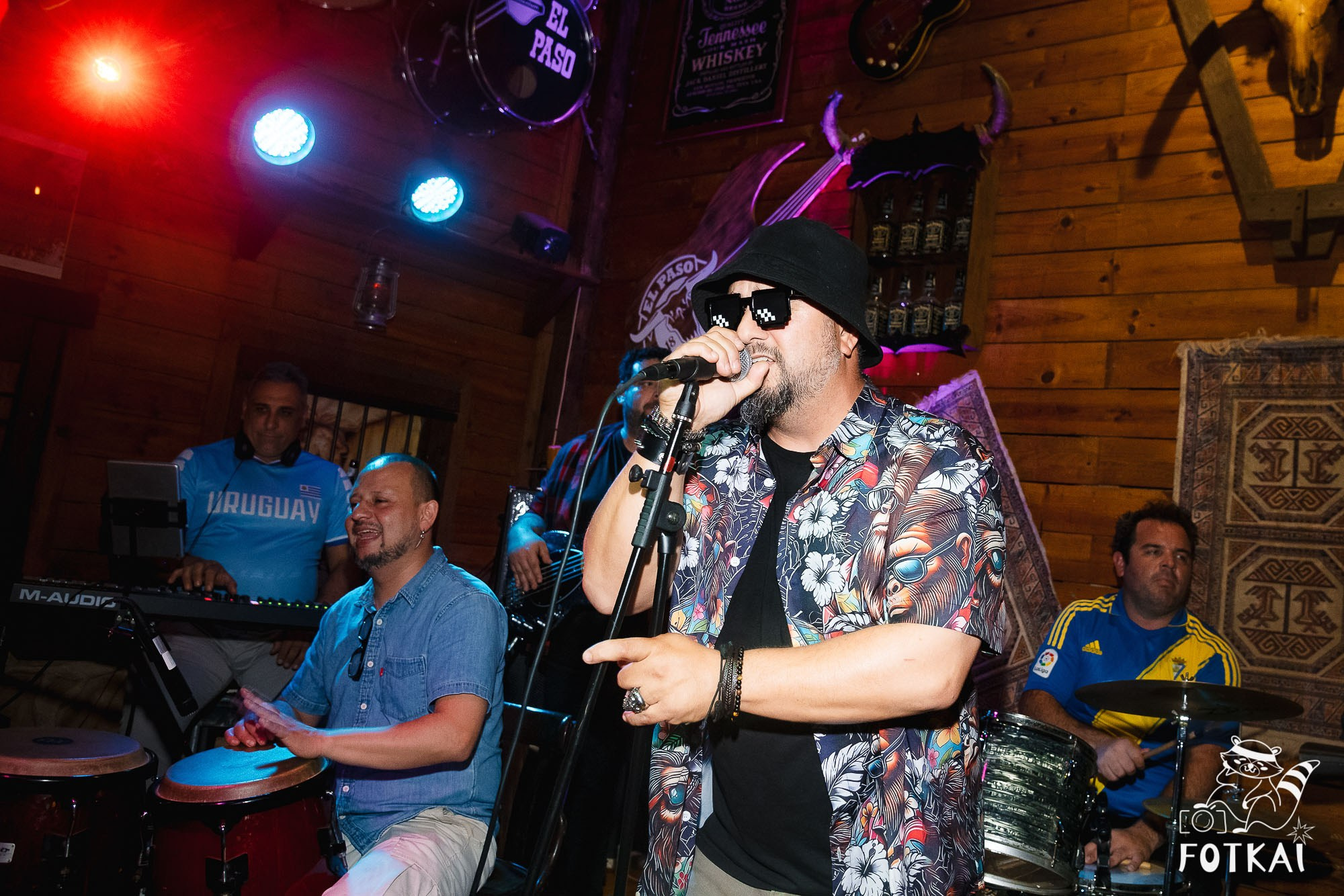 Los Ekilibristas de la Cuerda Floja — Фото с концерта в Торревьехе, 2026 | FOTKAI