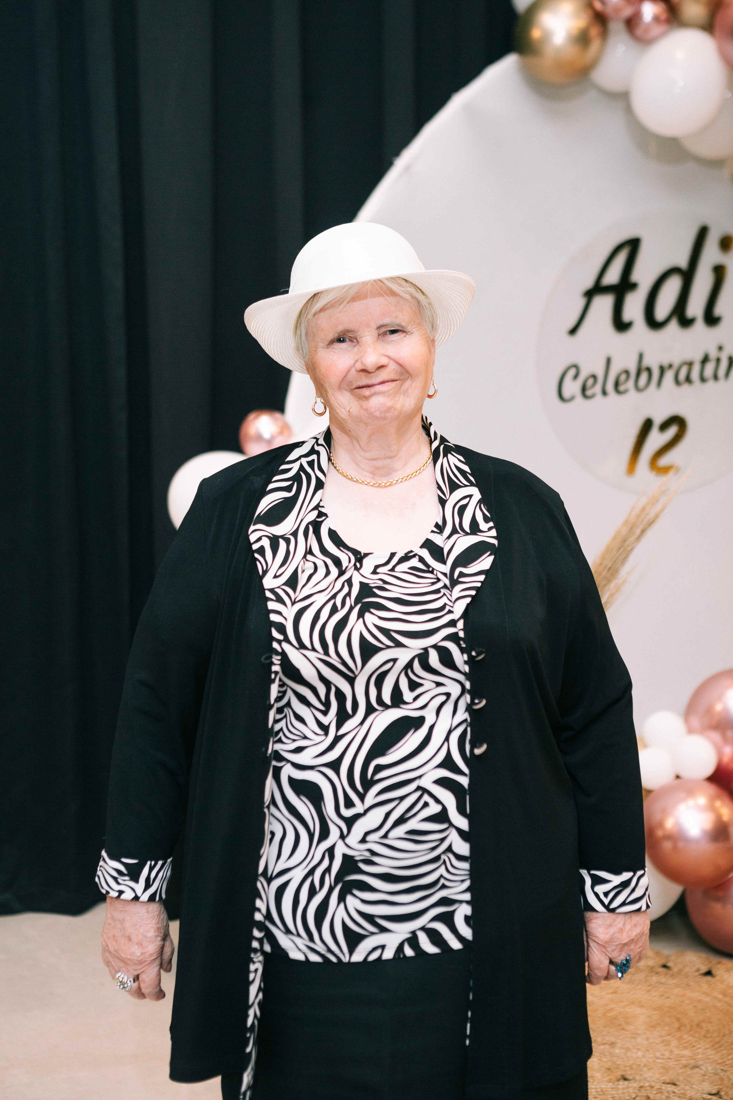 PARTY WITH FRIENDS. Https://shi-photo.com/