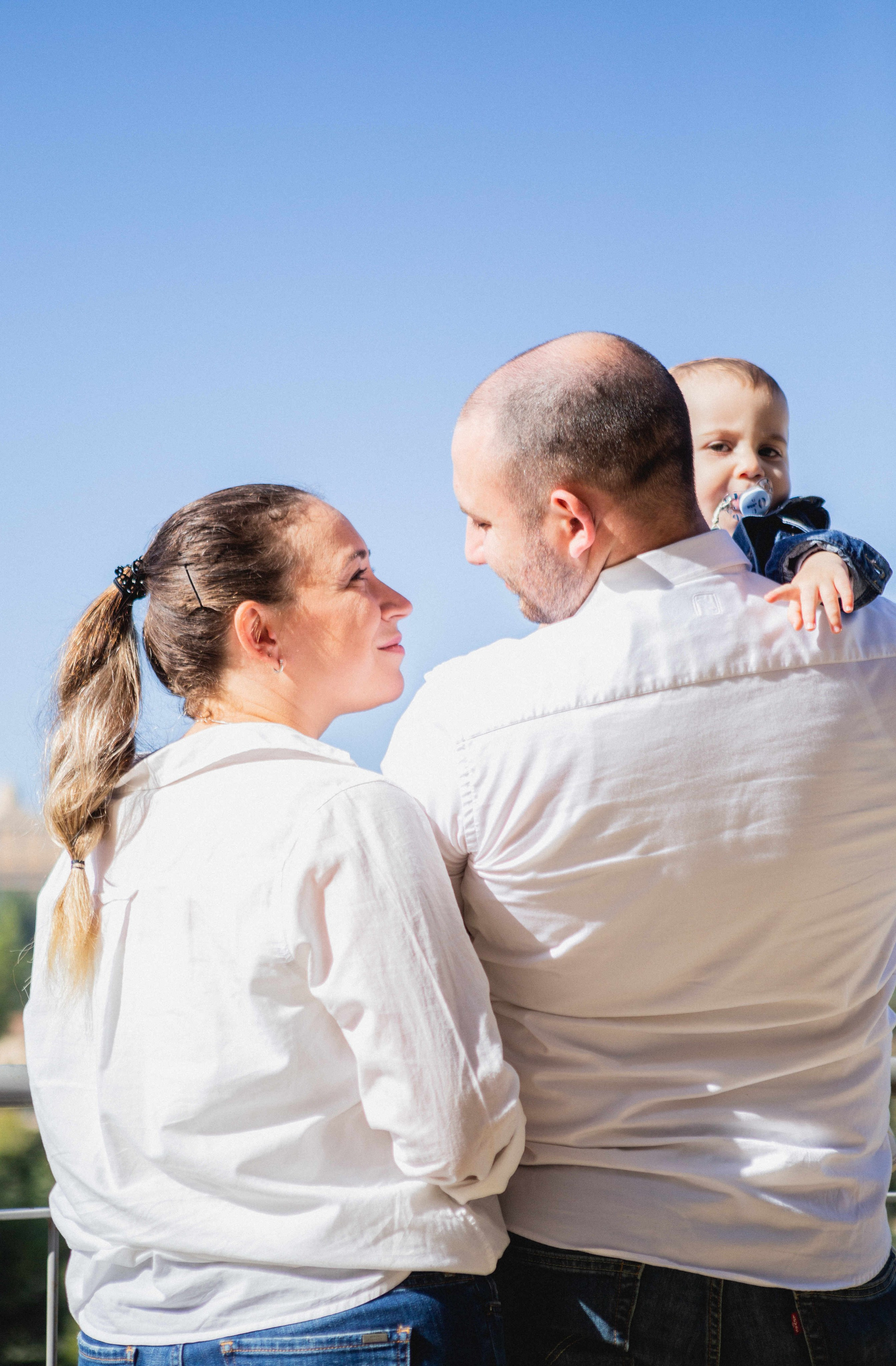 AT THE WALLS OF THE OLD CITY. PHOTOGRAPHER IN ISRAEL