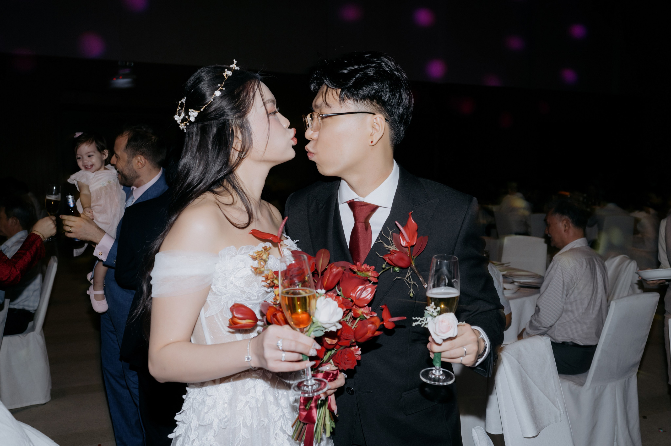 DAT & TU / Wedding Party. Saigon Wedding Present | Art Beyond Moments