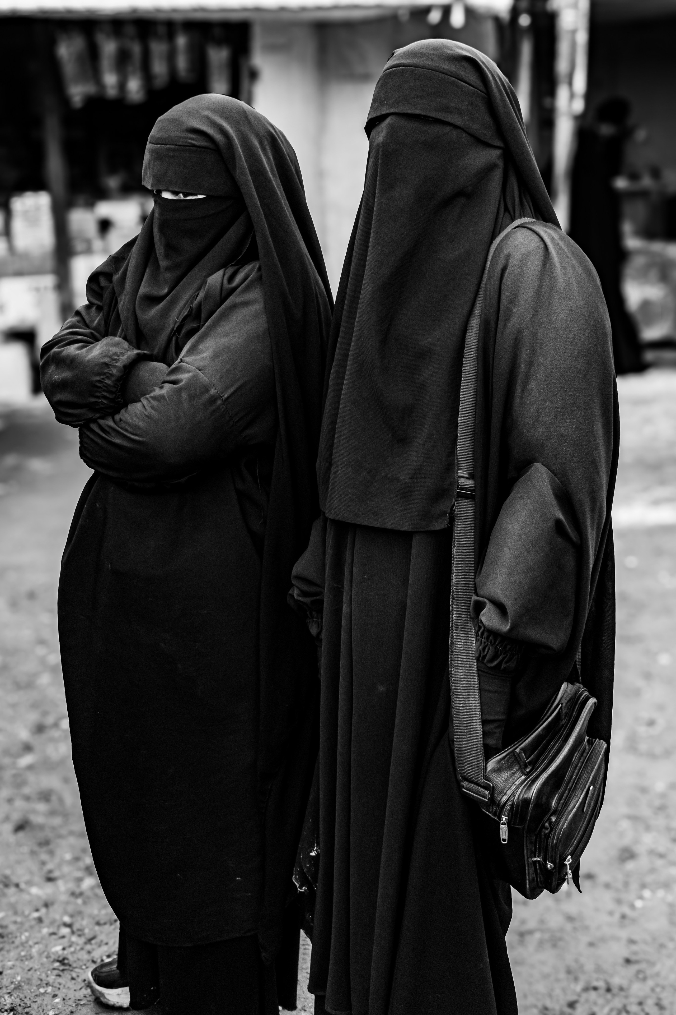 Photo noir & blanc dans la section iraquienne / syrienne du camps Al-Hol, prisonniers de Daesh, dans le Rojava Kurdistan Syrien.
