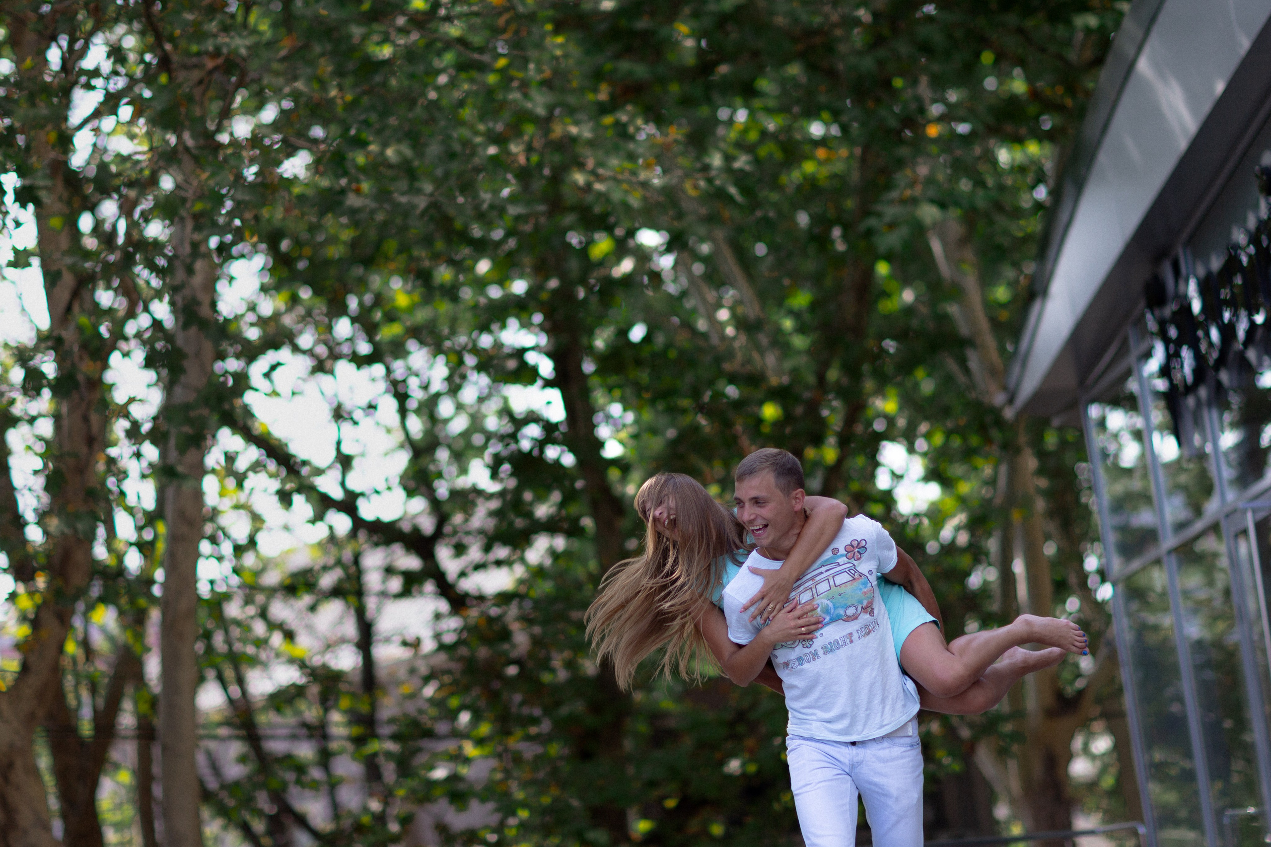 бегущая пара влюбленных листва смех волосы крутое фото цвет фотки красивых девочек