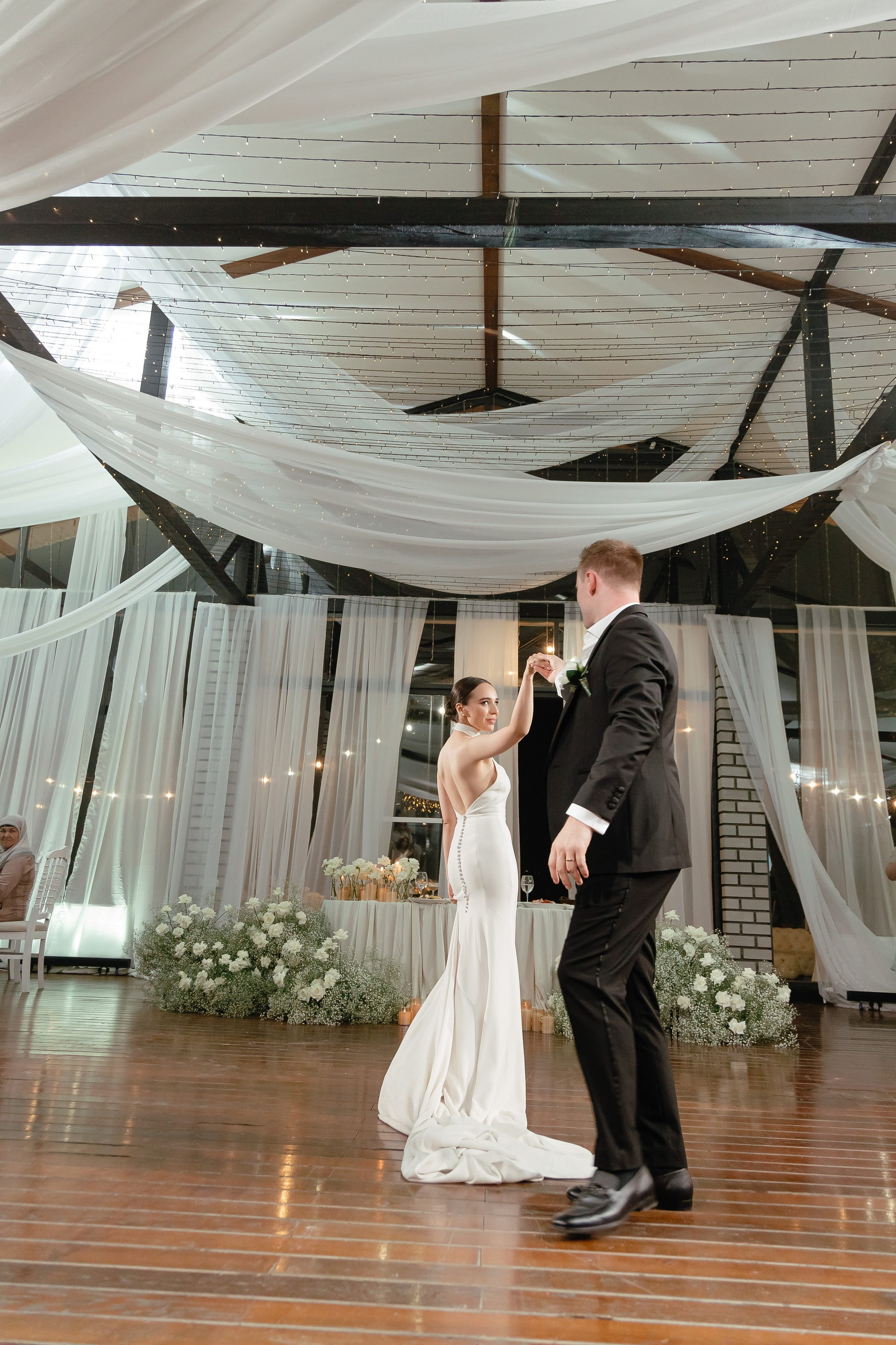 Thomas & Suyumbika. Главная