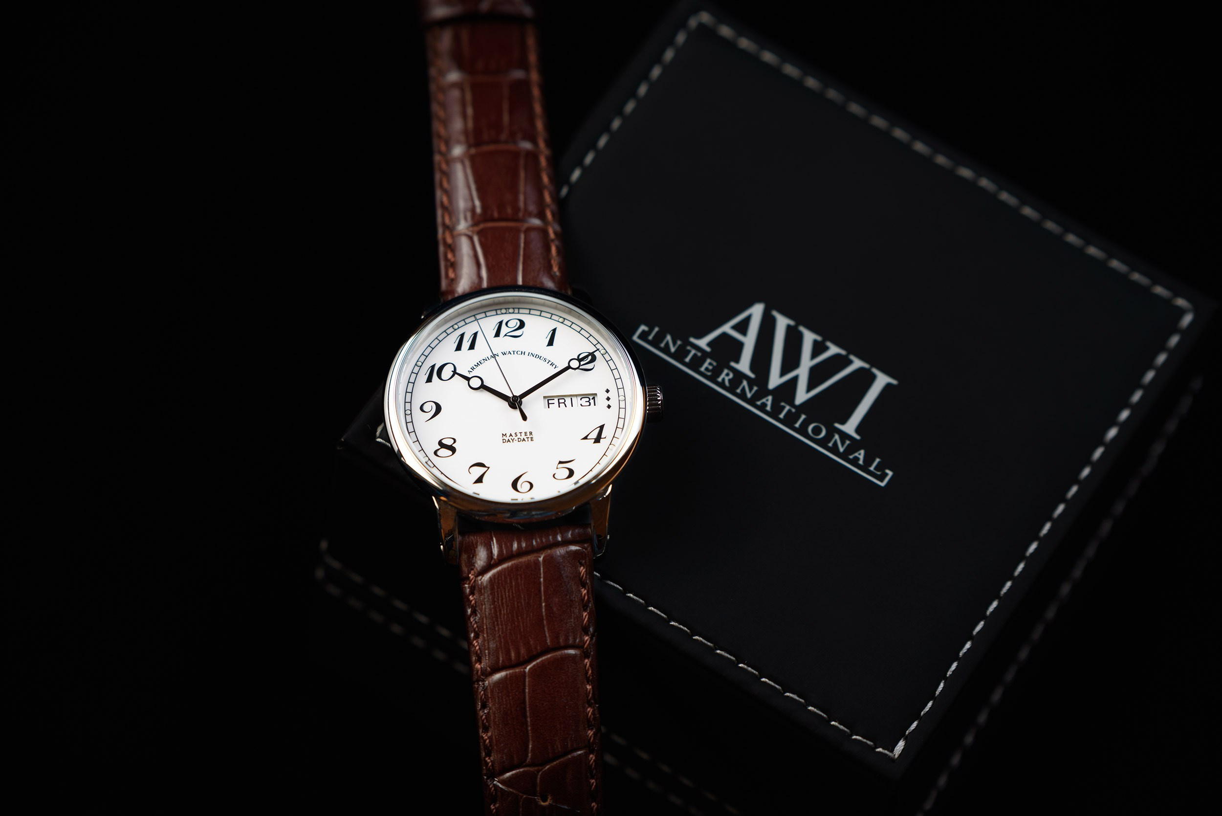 Наручные часы AWI INTERNATIONAL на темном фоне