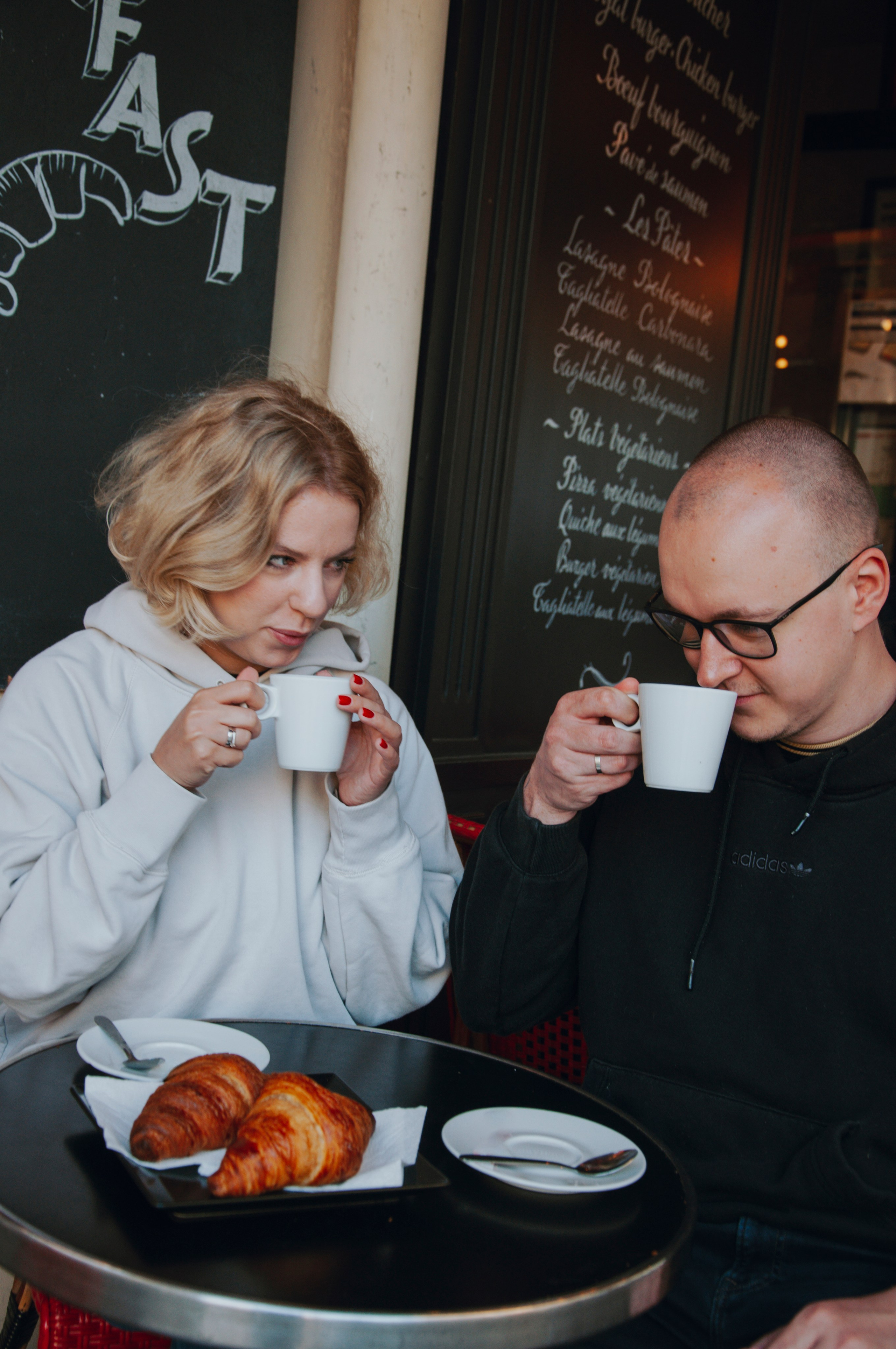 Couple photoshoot near the Louvre. Paris photographer — Polina Osipova