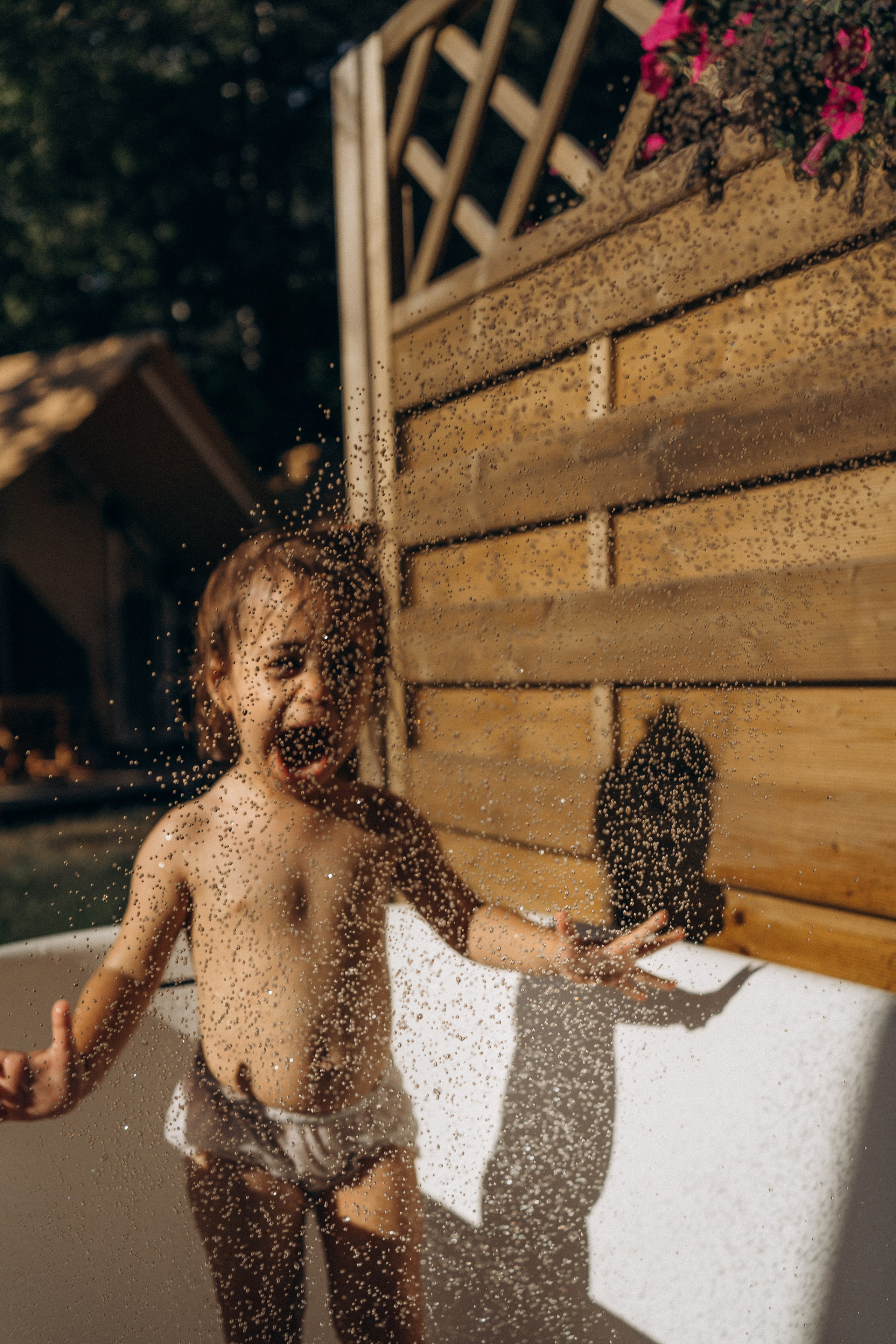 Spakly splashes. Family photographer in Helsinki, Victoria Guadagno