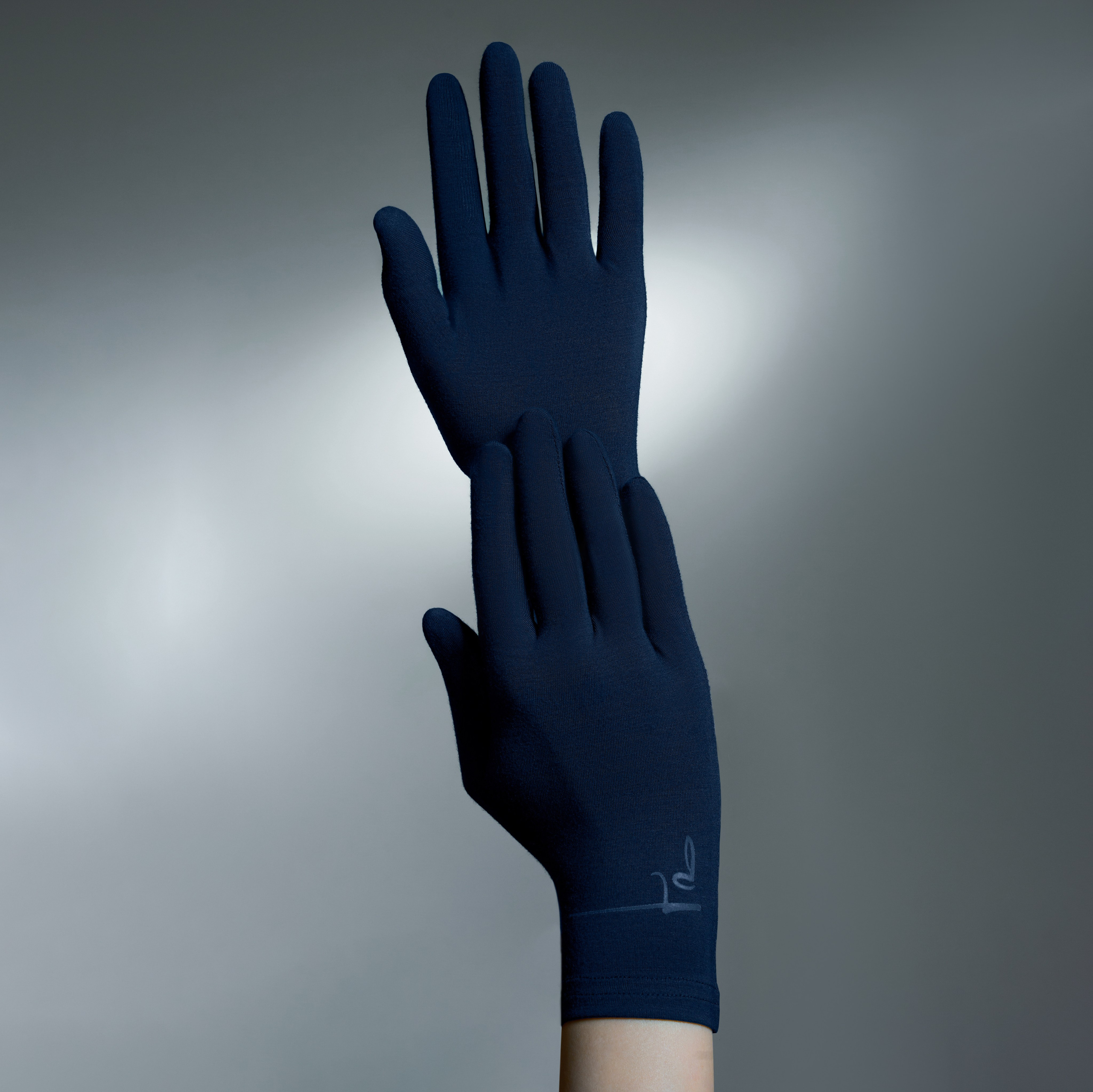 KALMTHREAD organic Gloves. Hanna Asaulova — Fashion Photographer in Vilnius | Professional Fashion Photography