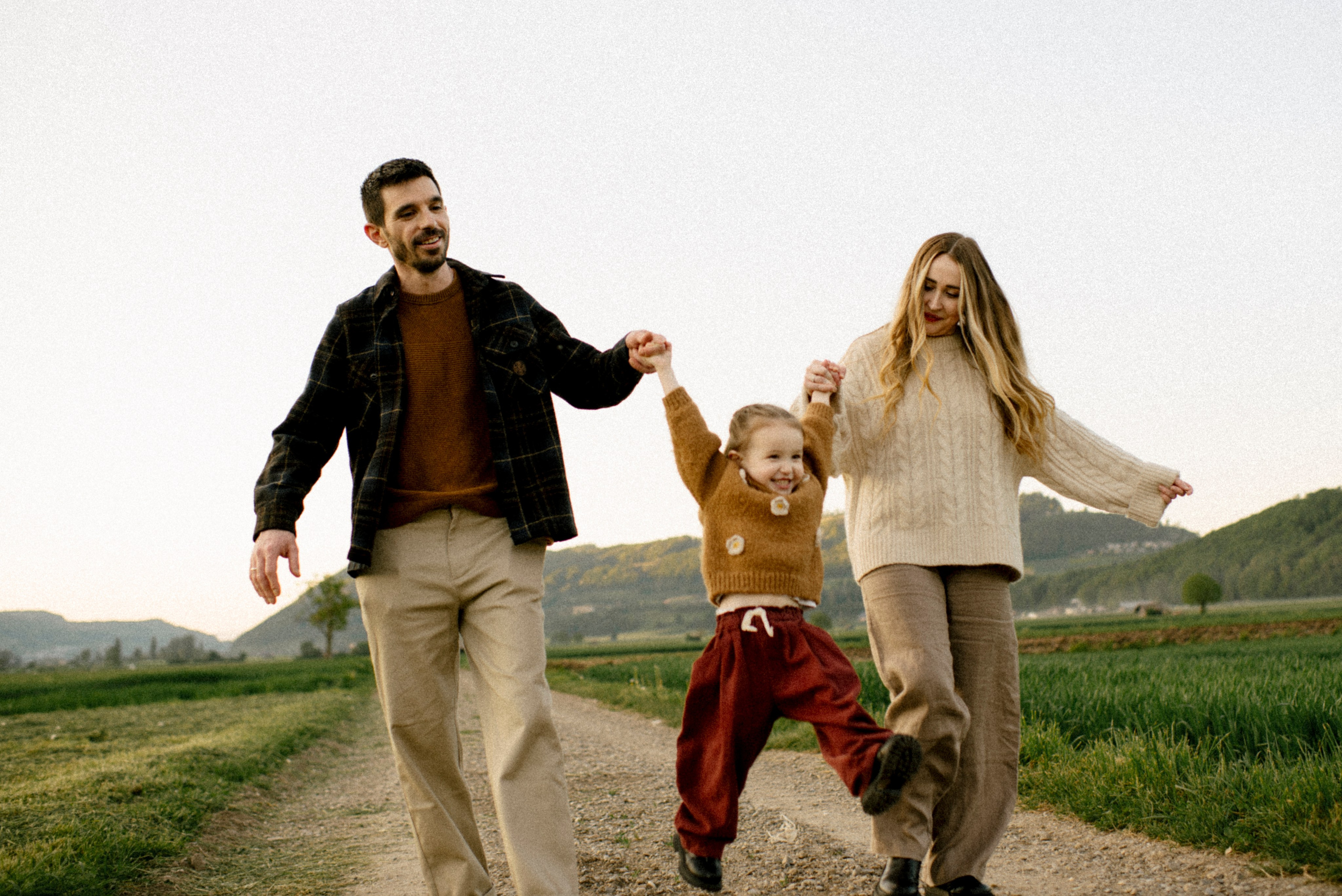 Chris Dasha and Stella. Polina Sobol — family & documentary photographer in Bern. Outdoor & urban photo sessions for families, kids and couples