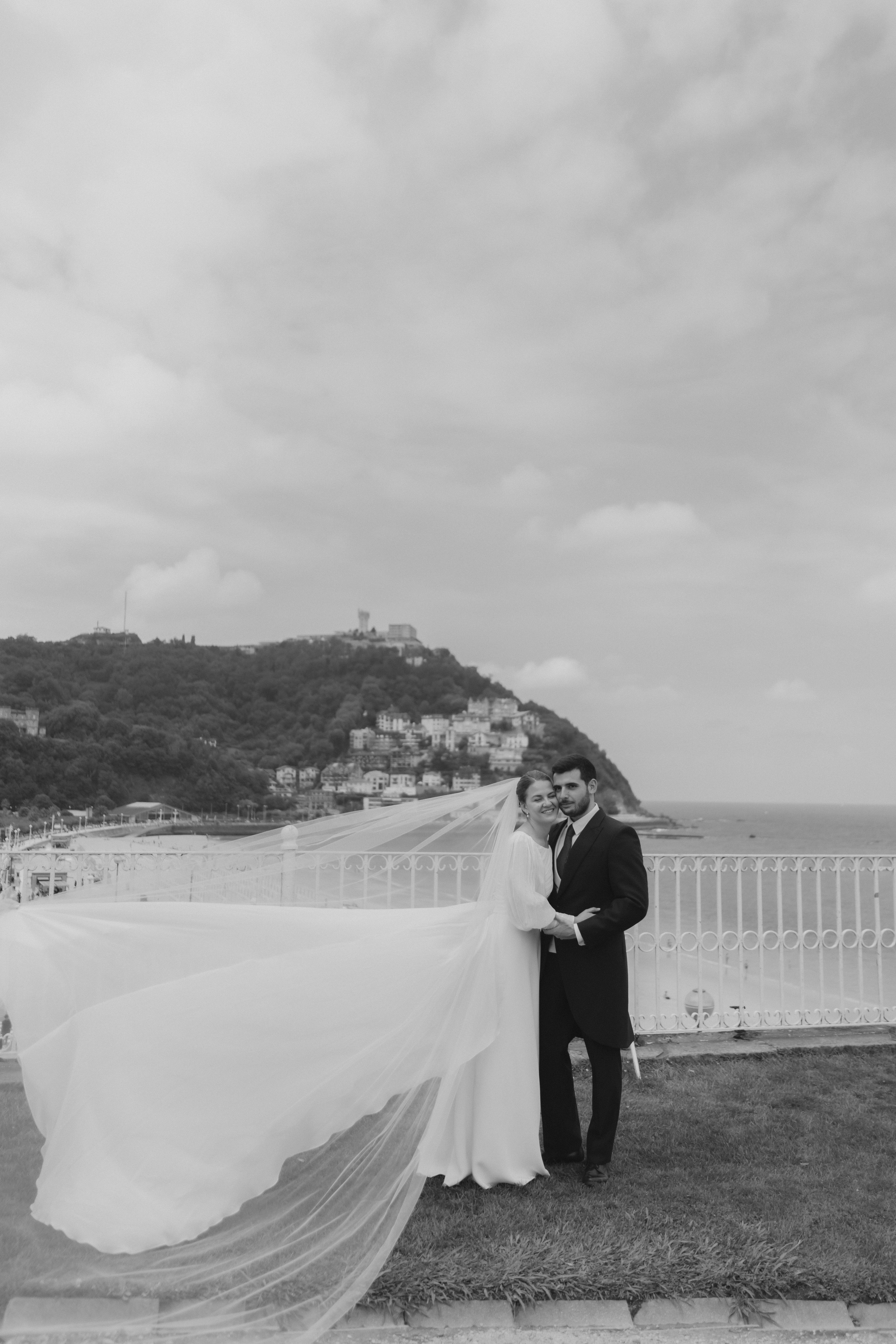 Elegancia y alegría familiar. Boda de Andrés y Lucía en San Sebastián. Holigood foto y video reportaje de bodas en San Sebastián y Europa