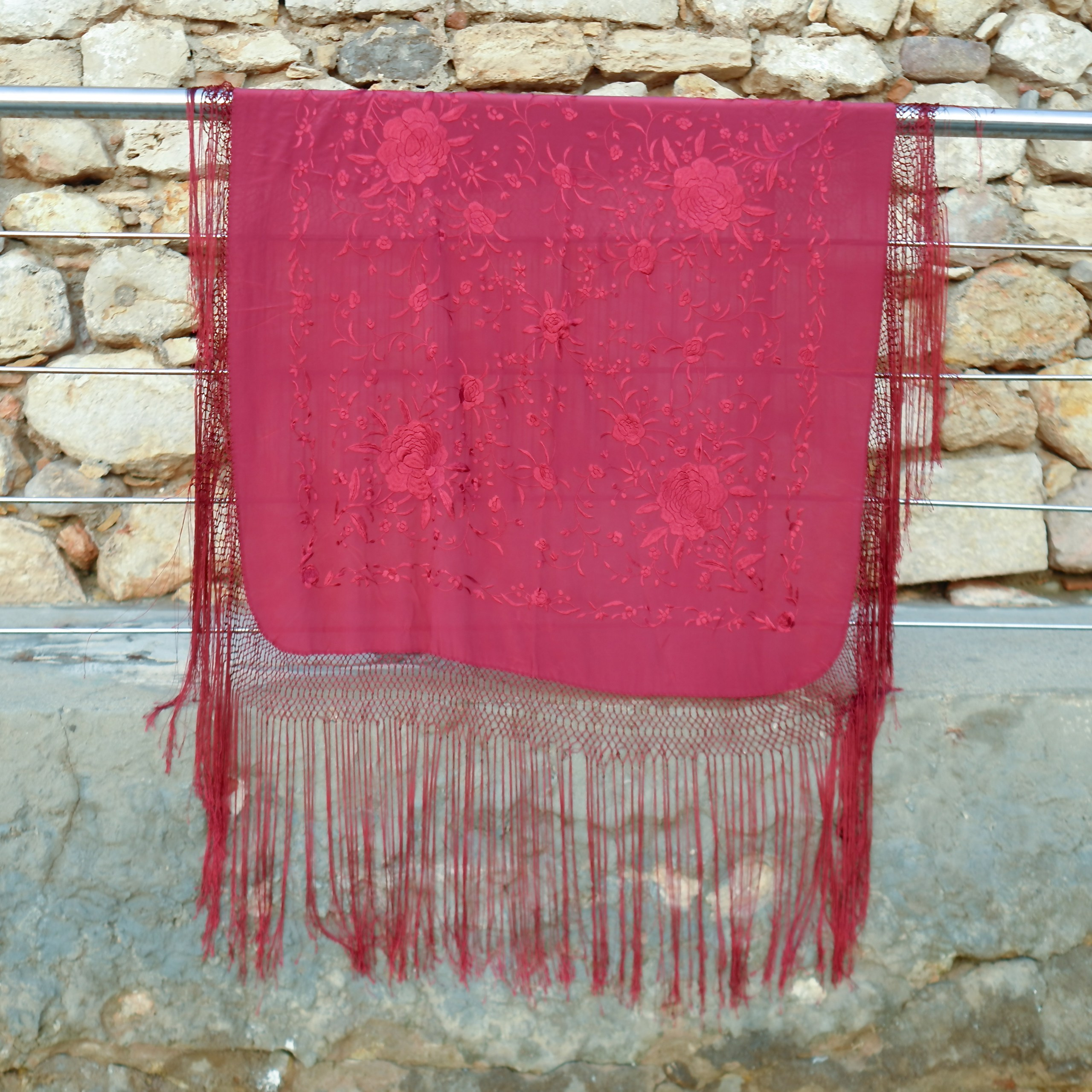 Manilashawlred. Современнные и актикварные украшения в Барселоне, Москве и Санкт-Петербурге