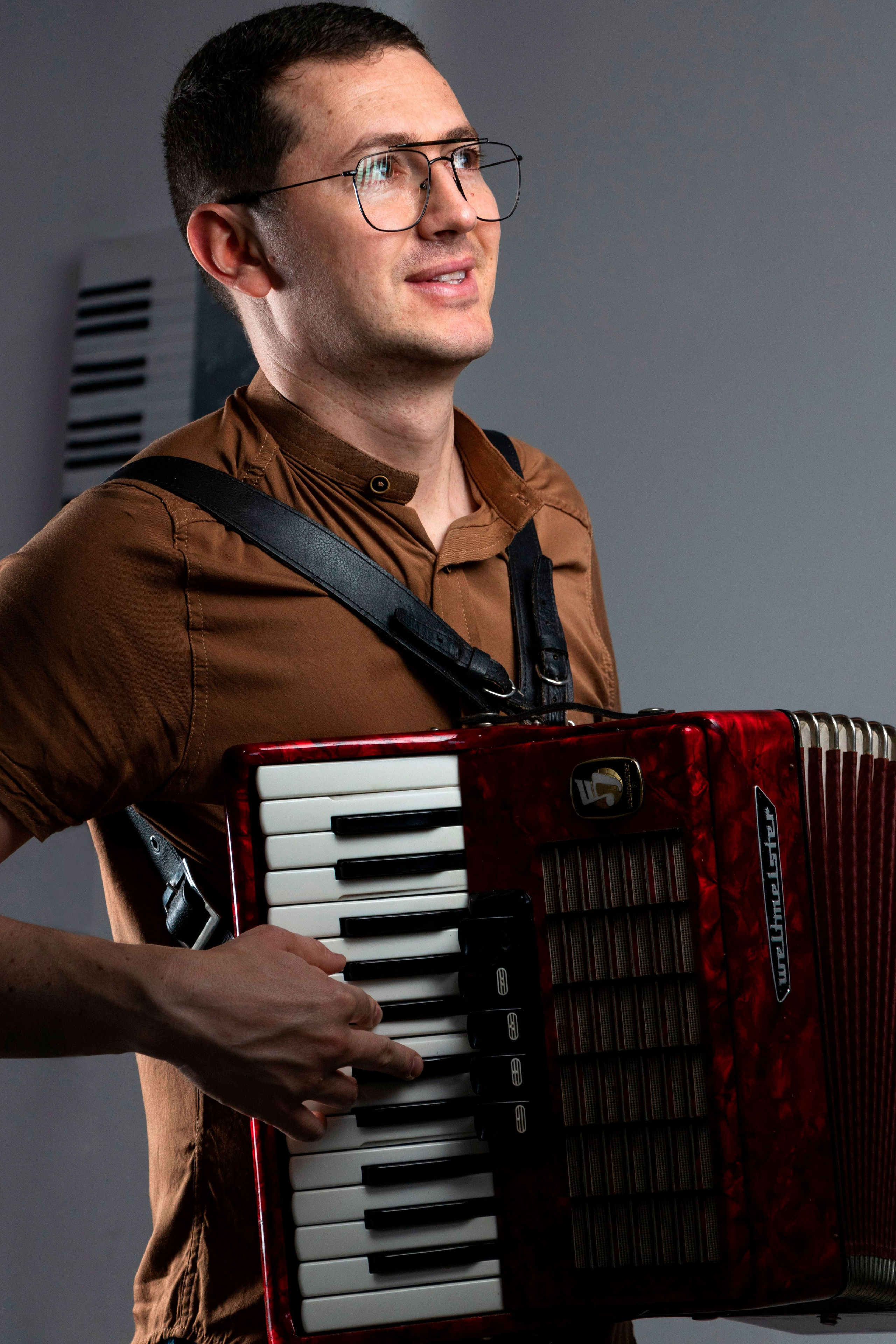 Fotógrafo de retratos fotógrafo de estilo de vida fotografía de locación fotografía de estudio sesión de fotos marca personal. Fotografía profesional para su evento en Caldas por SERFOTOGRAFÍA