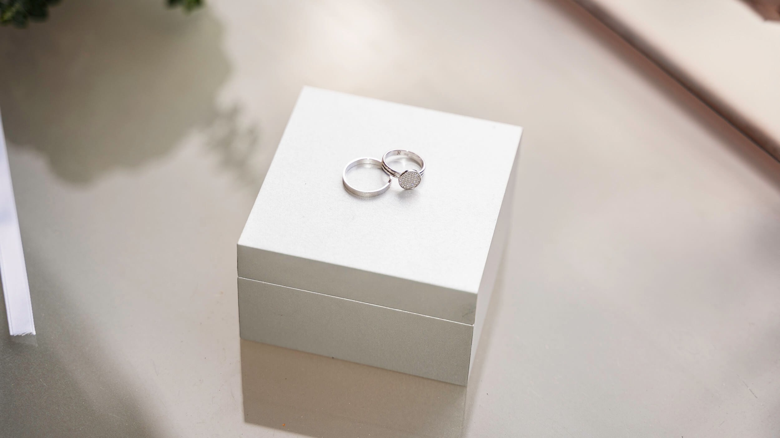 Eheringe in einer weißen Box auf dem Tisch im Standesamt Sölden vor der Zeremonie.