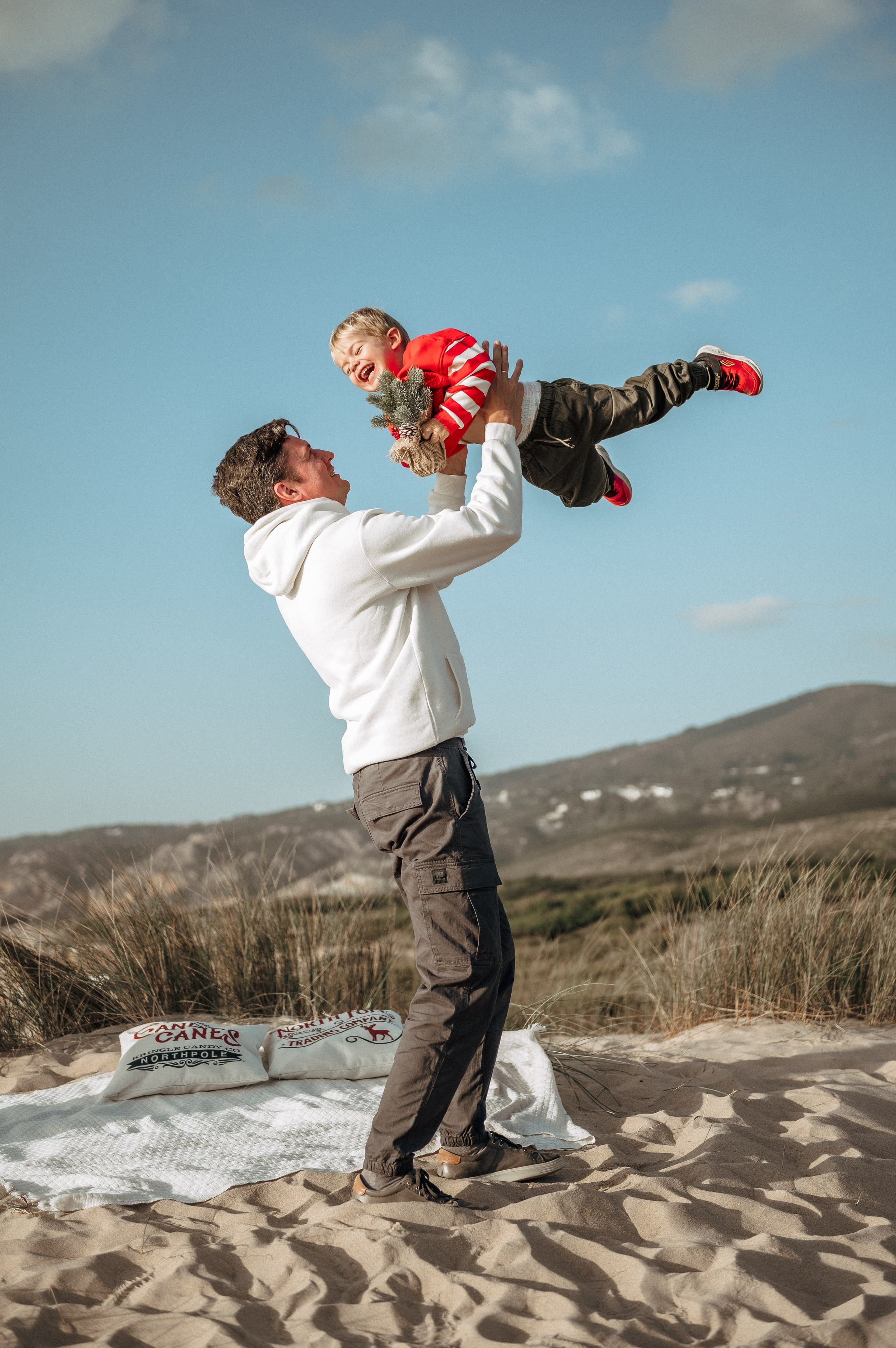 Family Christmas photoshoot on the beach in Portugal. Ваш фотограф в Лиссабоне — Анна Белова