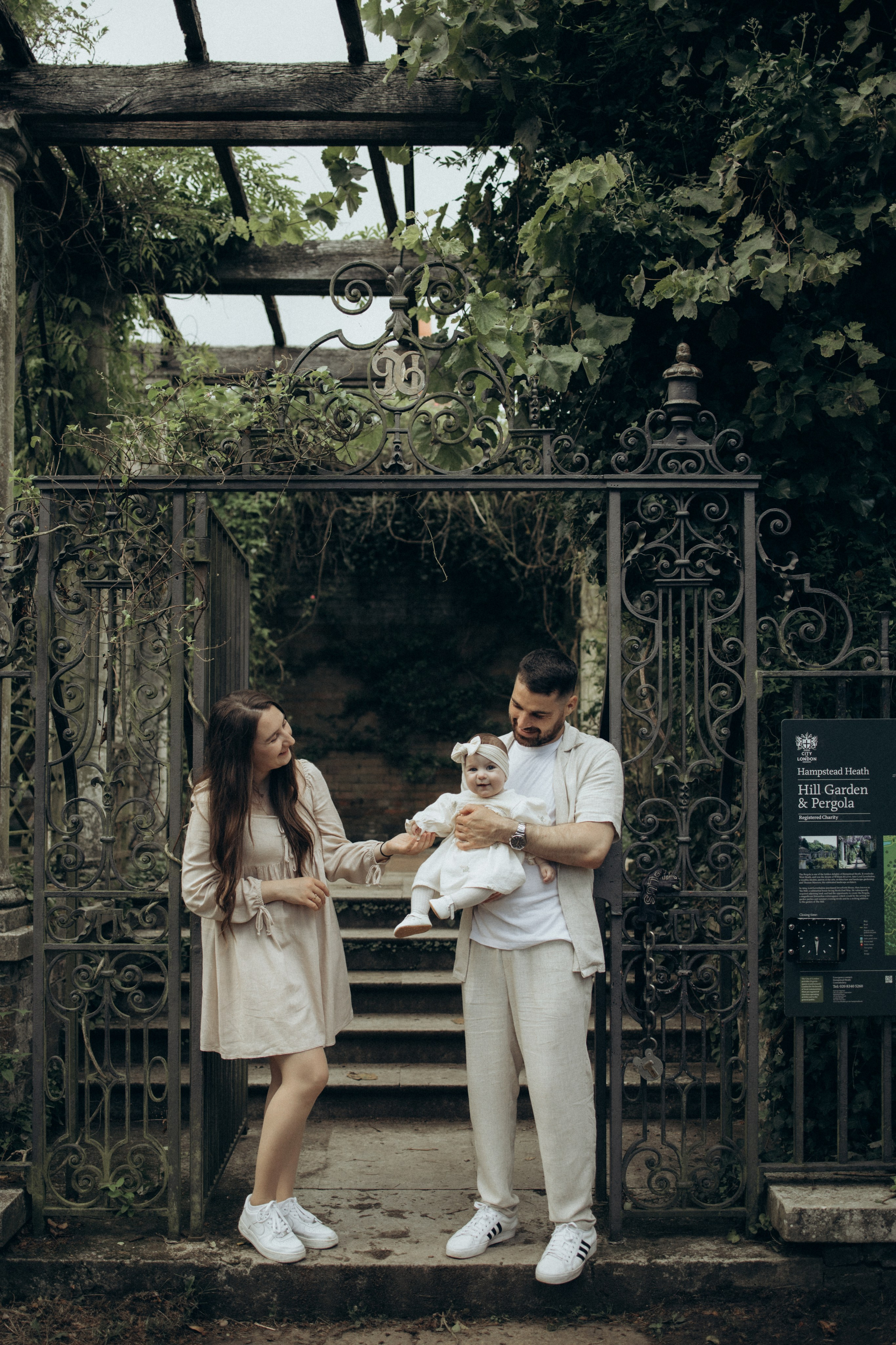 Pergola gardens. Photographer in Milton Keynes, Northampton & London — Wedding, Family & Portrait Photography