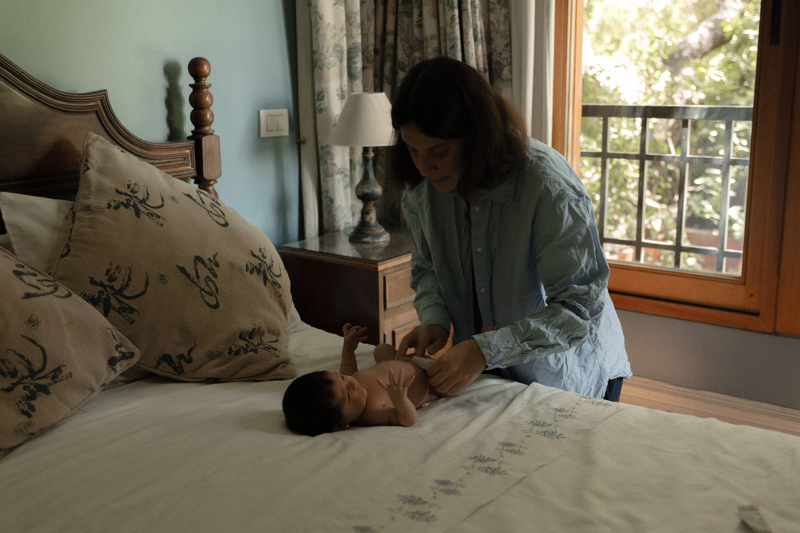 Sesión en casa con recién nacido y mamá — Dulzura y momentos reales. Photographer in Santiago, Chile Anna Almazova