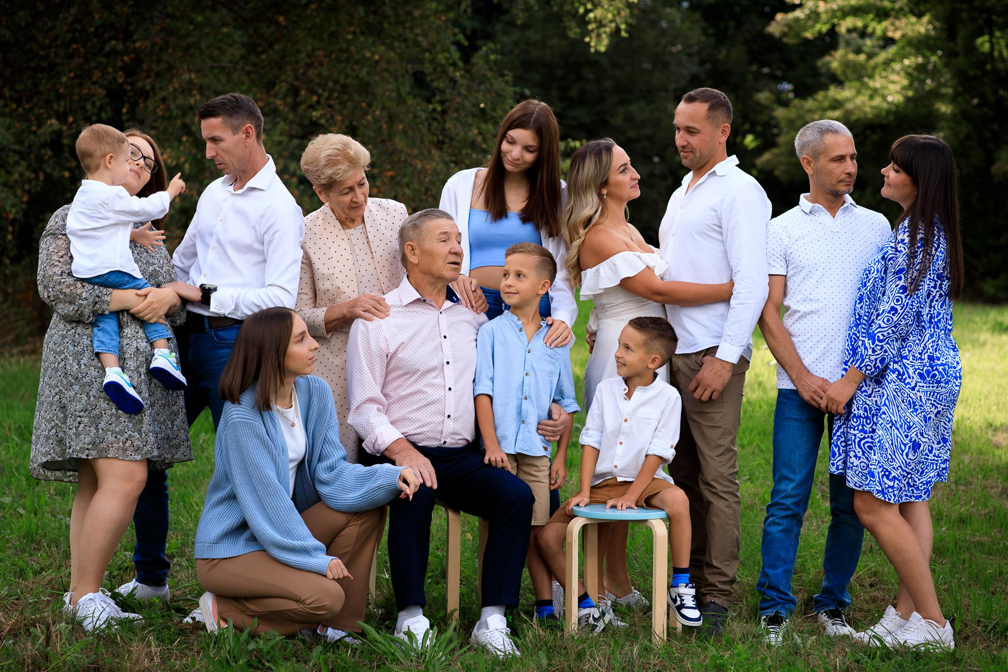 Alt- Studioaufnahme einer glücklichen Familie – Fotografin Olena Reichel