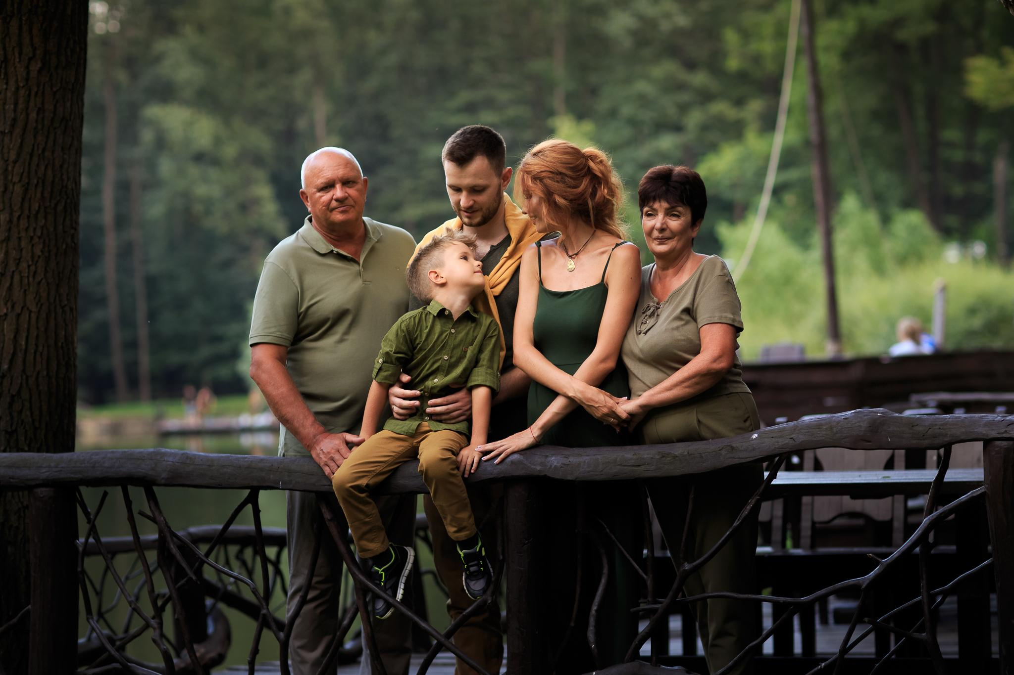 Alt- Studioaufnahme einer glücklichen Familie – Fotografin Olena Reichel