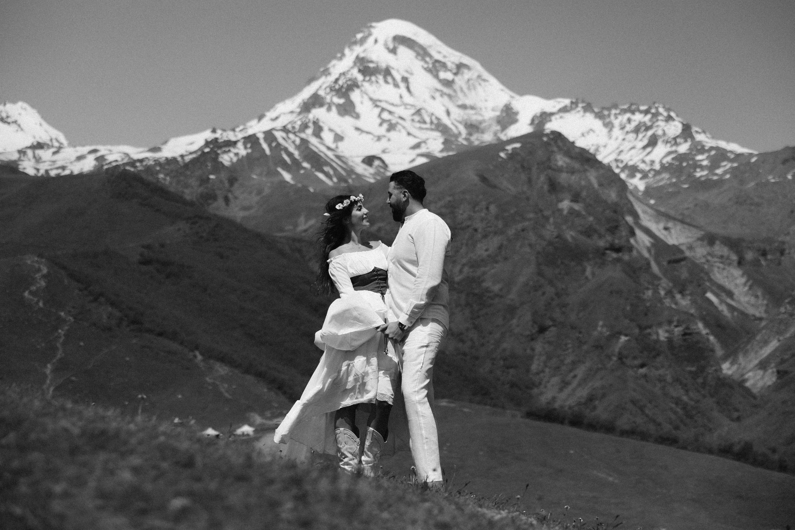Love story in Kazbegi. Wedding photographer in Tbilisi Ioseb Mamniashvili
