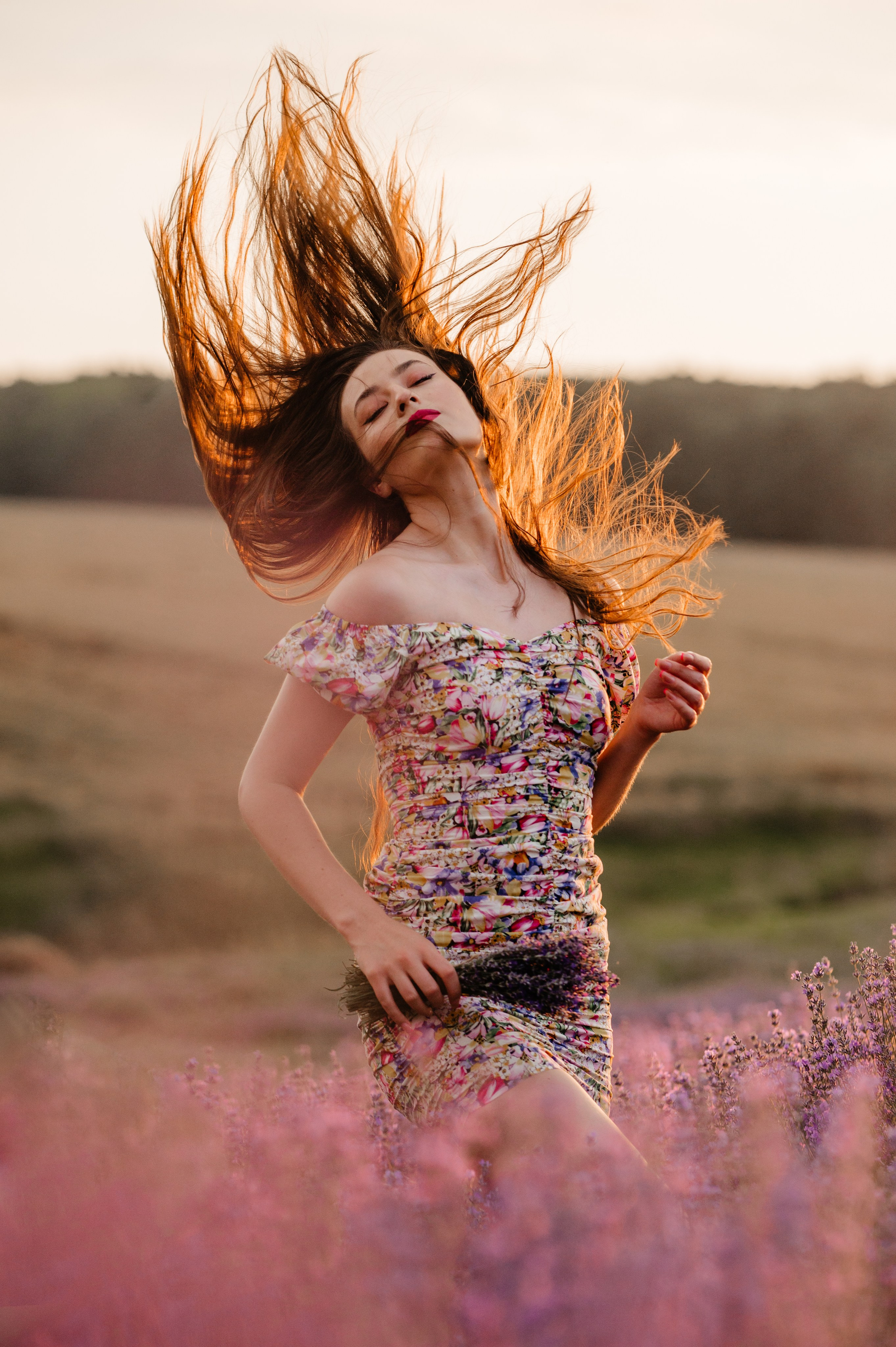 Sedinta foto in lanul de lavanda. Proud Vision Weddings | Wedding Photography & Film — Servicii profesionale Foto Video Nunta Iasi