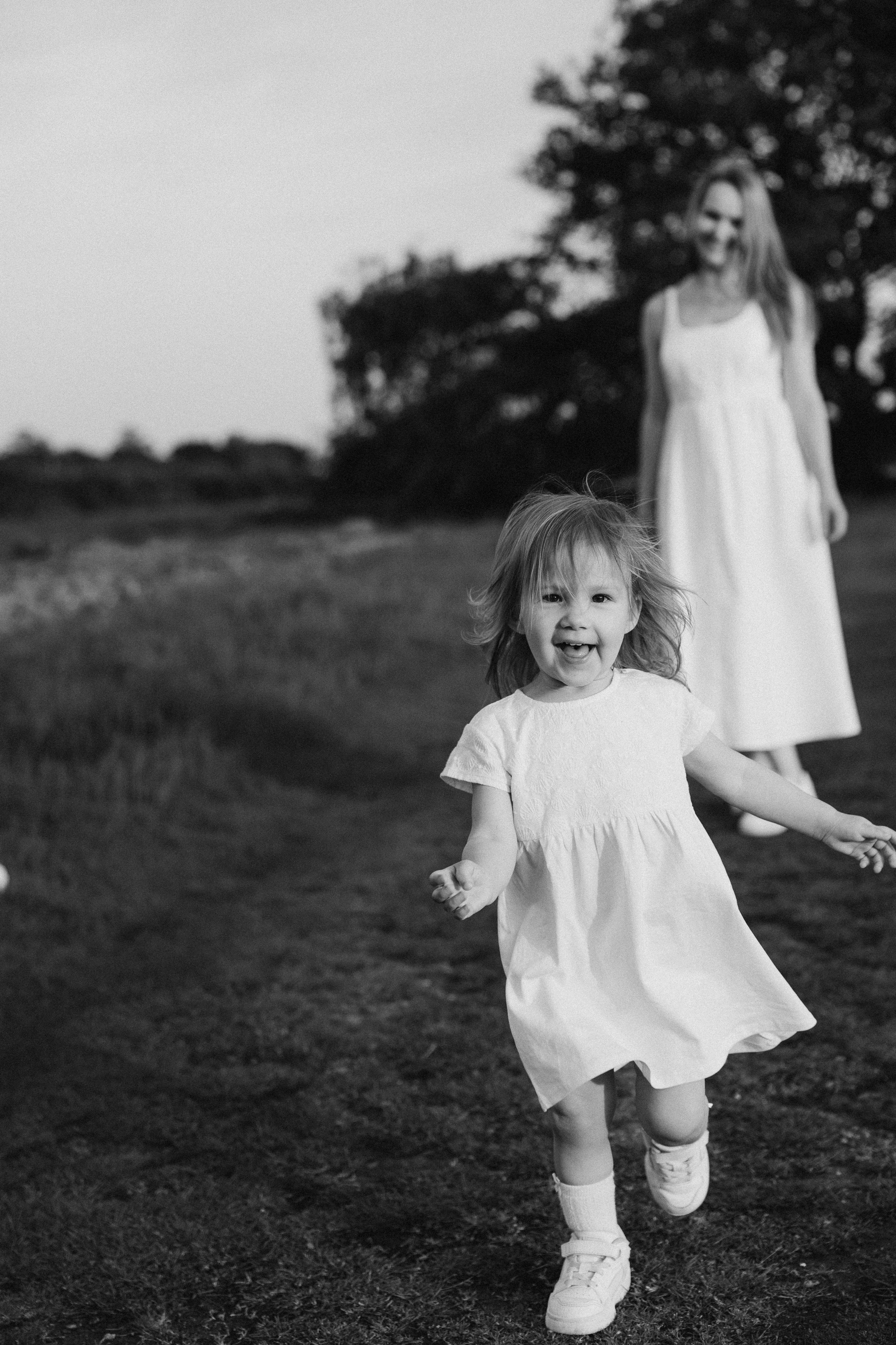 Familienshooting bei Sonnenuntergang. Familien & Hochzeitfotografin Nadja Holzmann